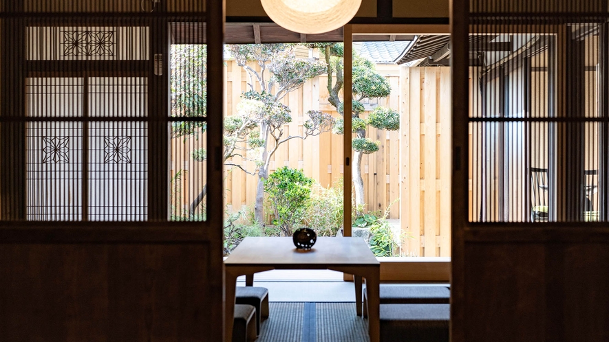 ・【kawaracho和室】座敷からは日本の風情溢れる中庭が見られます