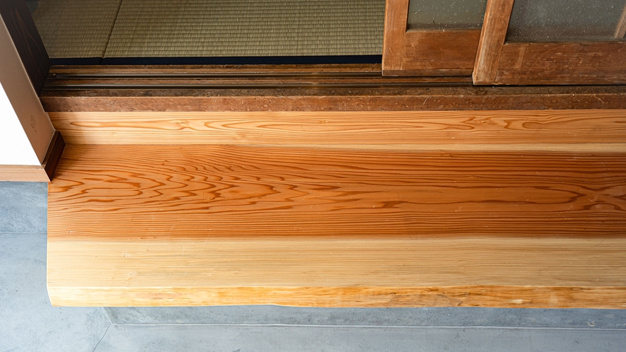 ・【honmachi玄関】玄関には昔ながらの上り框がございます