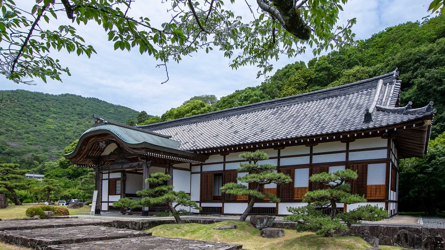・【龍野城】荘厳に佇む本丸御殿と囲むように造られた日本庭園は圧巻です