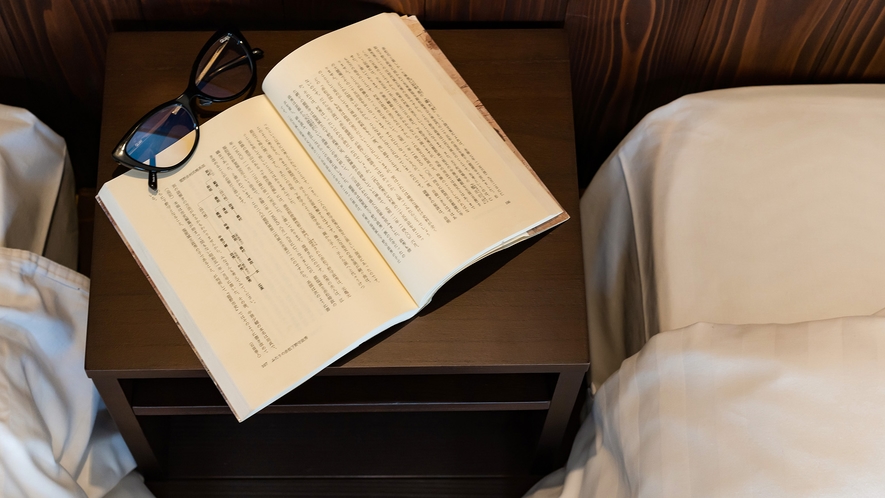 ・【honmachi2F寝室】夜はとても静かで読書に没頭することができます