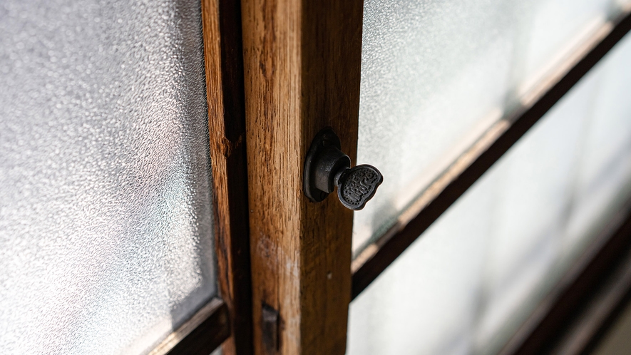 ・【honmachi設備】窓のネジ締まり錠は当時からずっと使われております