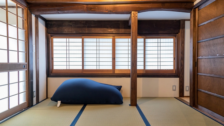 ・【honmachi前室】玄関と直接つながっている前室。古民家ならではの間取りでございます