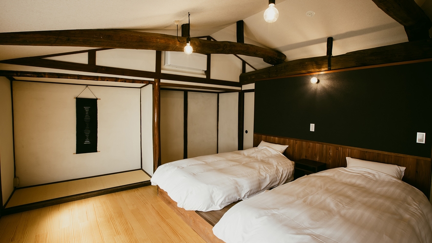 ・【honmachi2F寝室】寝室にはシングルベッドを2台設置しております