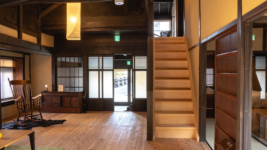・【kawaracho広間】居間から階段を使って2階へ、2階は全室寝室となっております
