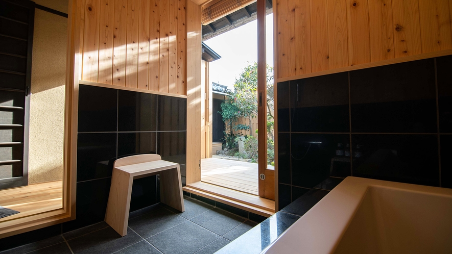 ・【kawarachoお風呂場】お湯に浸かりながら中庭の日本庭園を眺めることができます