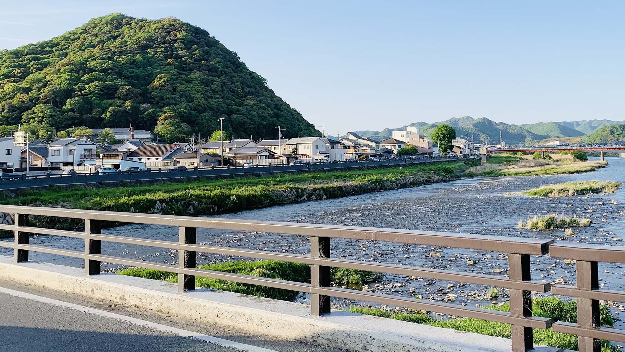 ・【城下町】龍野橋から眺めた鶏籠山。ここから見る鶏籠山が最も美しいと言われております