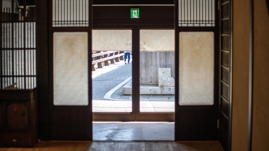 ・【kawaracho玄関】玄関と土間の間はすりガラスで遮られプライベート空間をお楽しみいただけます