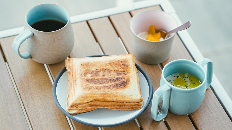 朝日とコーヒーと美味しい朝食セット