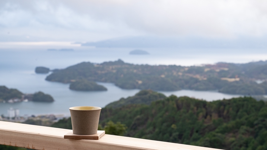 目の前の大村湾を眺めながらコーヒーでひと息