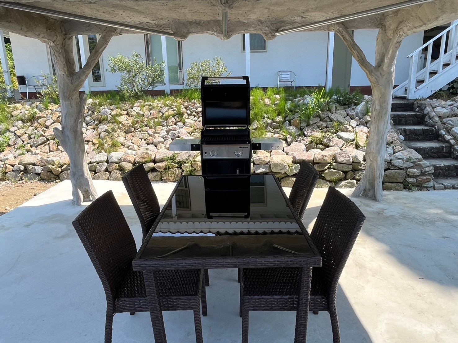 屋根付き！便利なBBQガスコンロ設置のアウトドアスペース