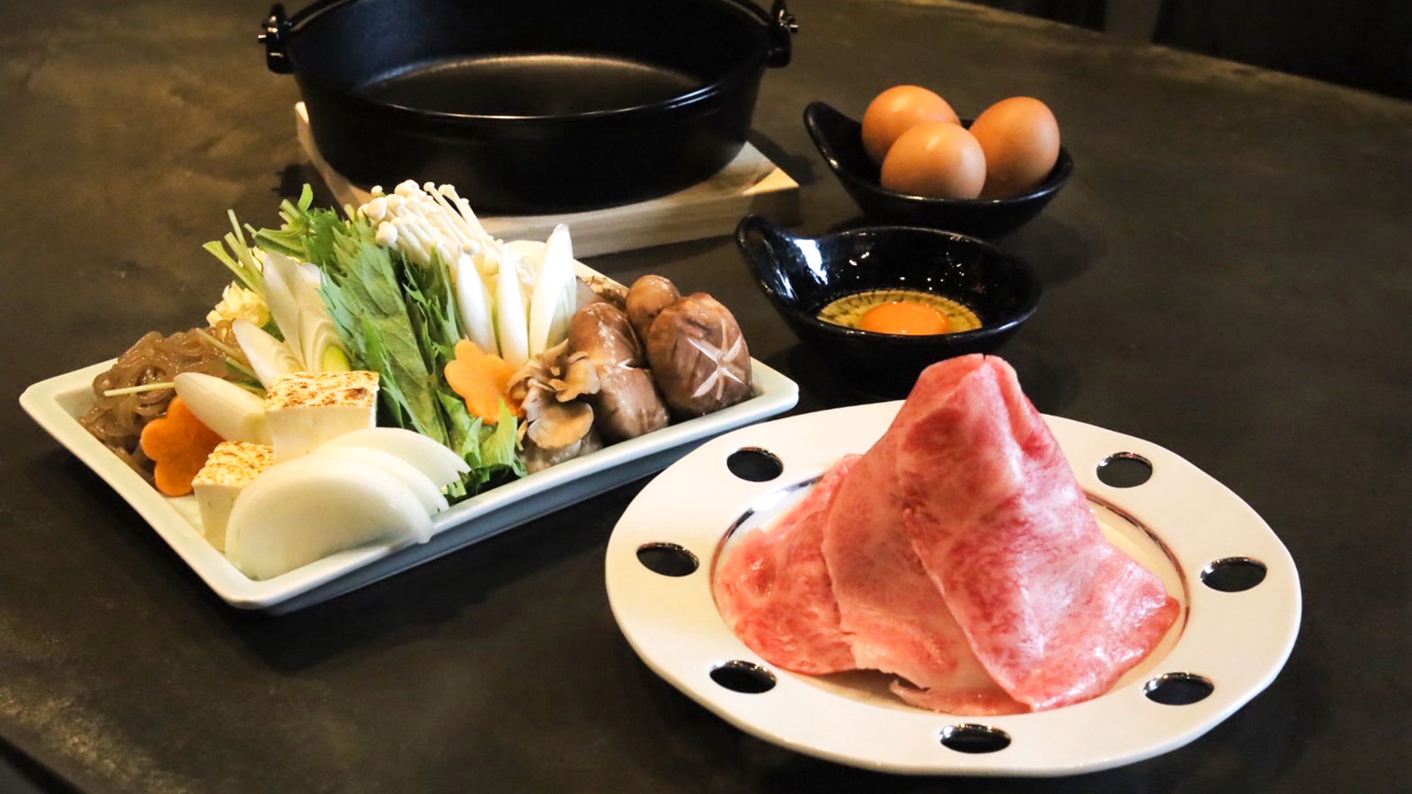 ・【すき焼きプラン】柔らかな霜降り和牛と地元野菜、きのこ。特製割り下で味わう絶品すき焼き