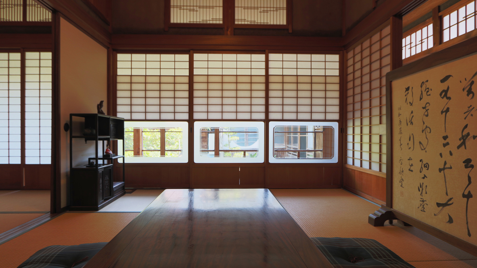 【新建 口の間】素木の良材を多用し、すっきりとしていながらも上質な造りの建物