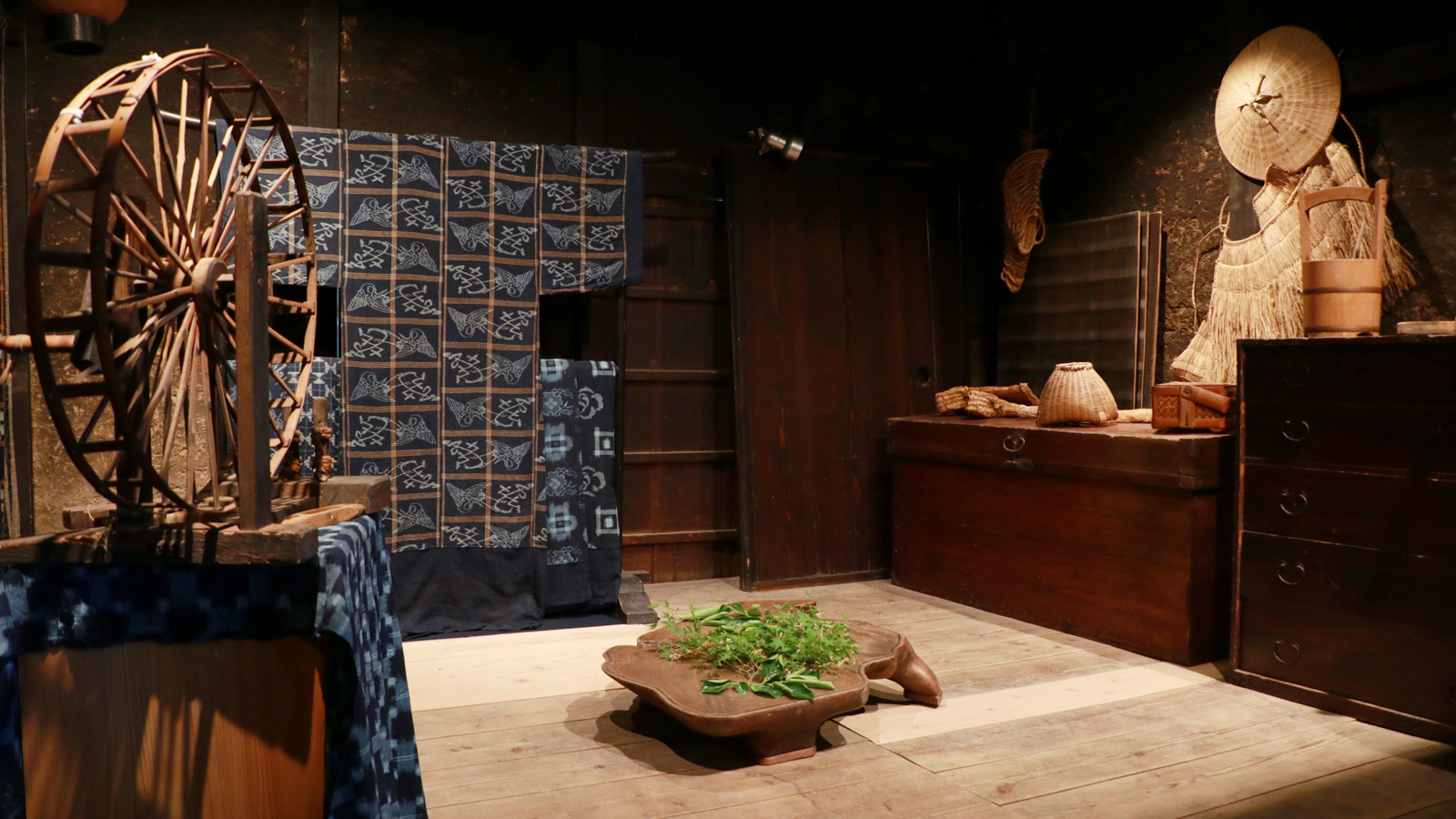 当館で実際に使用されていた生活用品や道具類を展示しています。