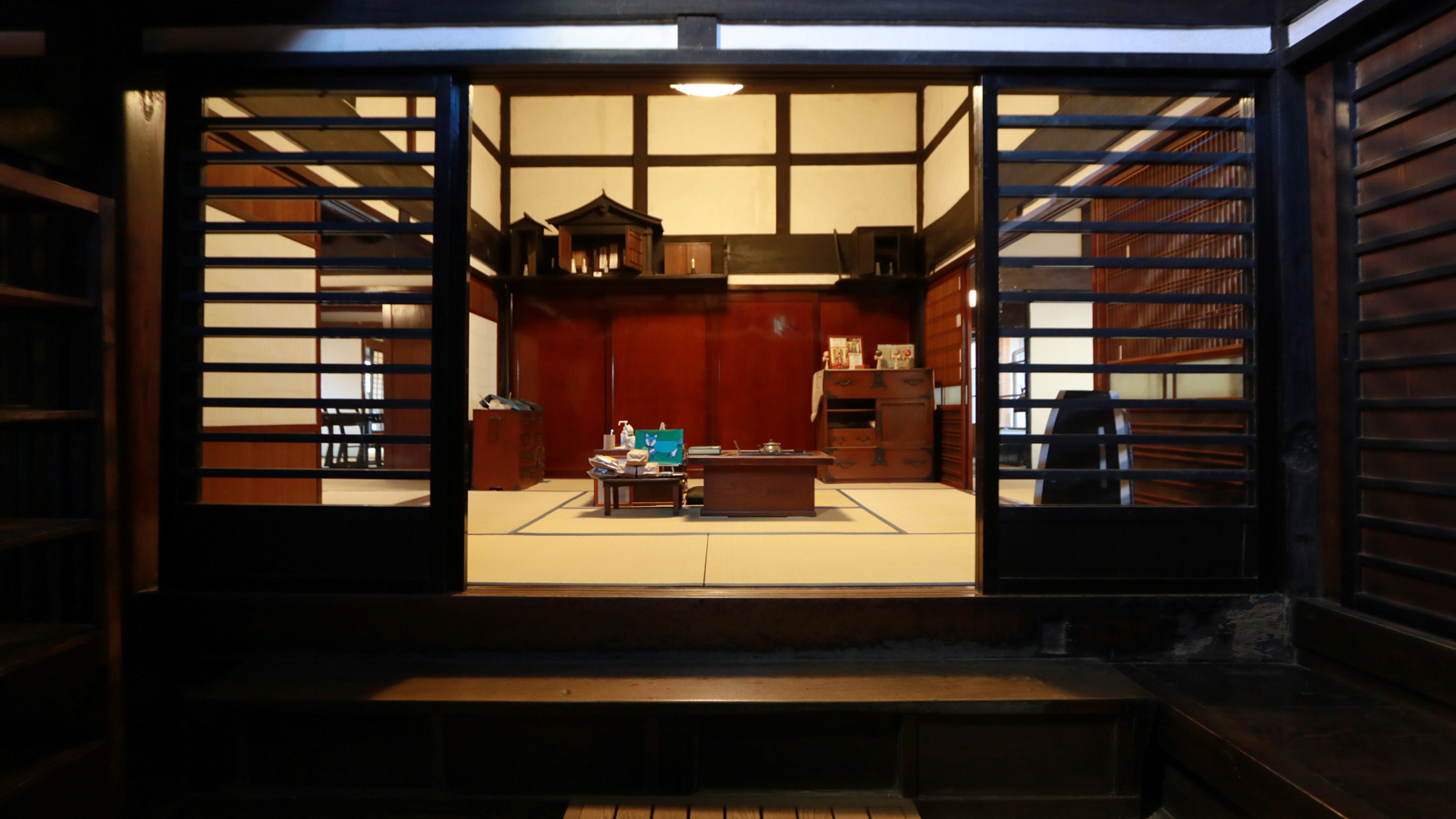 【玄関】 明治中期の趣を残しつつ、皆様をお迎えいたします