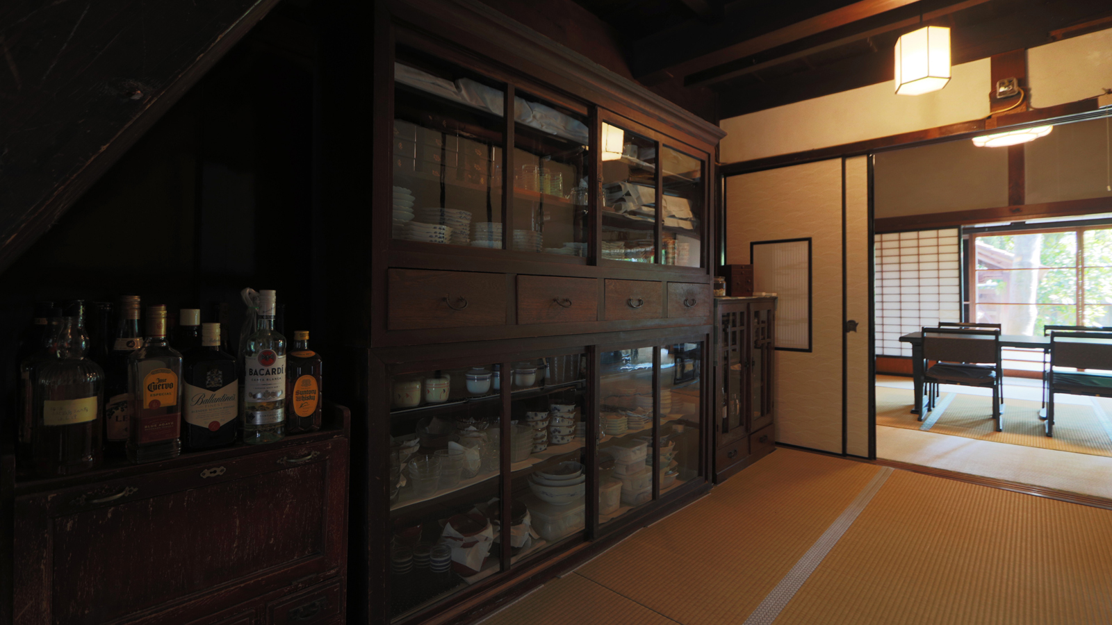 【館内】 当時の家具に食器やお酒などを入れて並べています