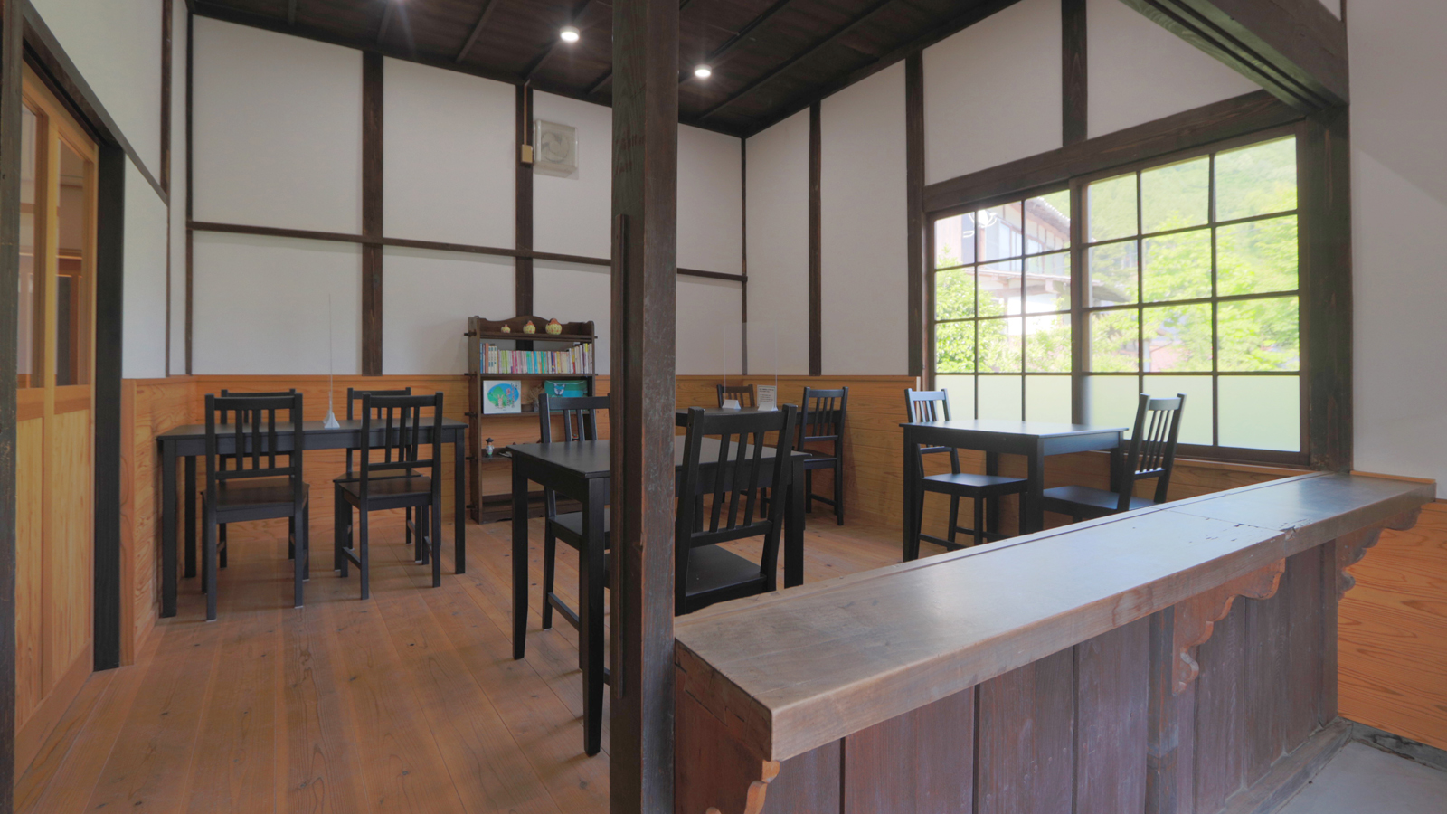 cafe「ひとつ山」 かつての郵便局だった頃の面影が残る空間