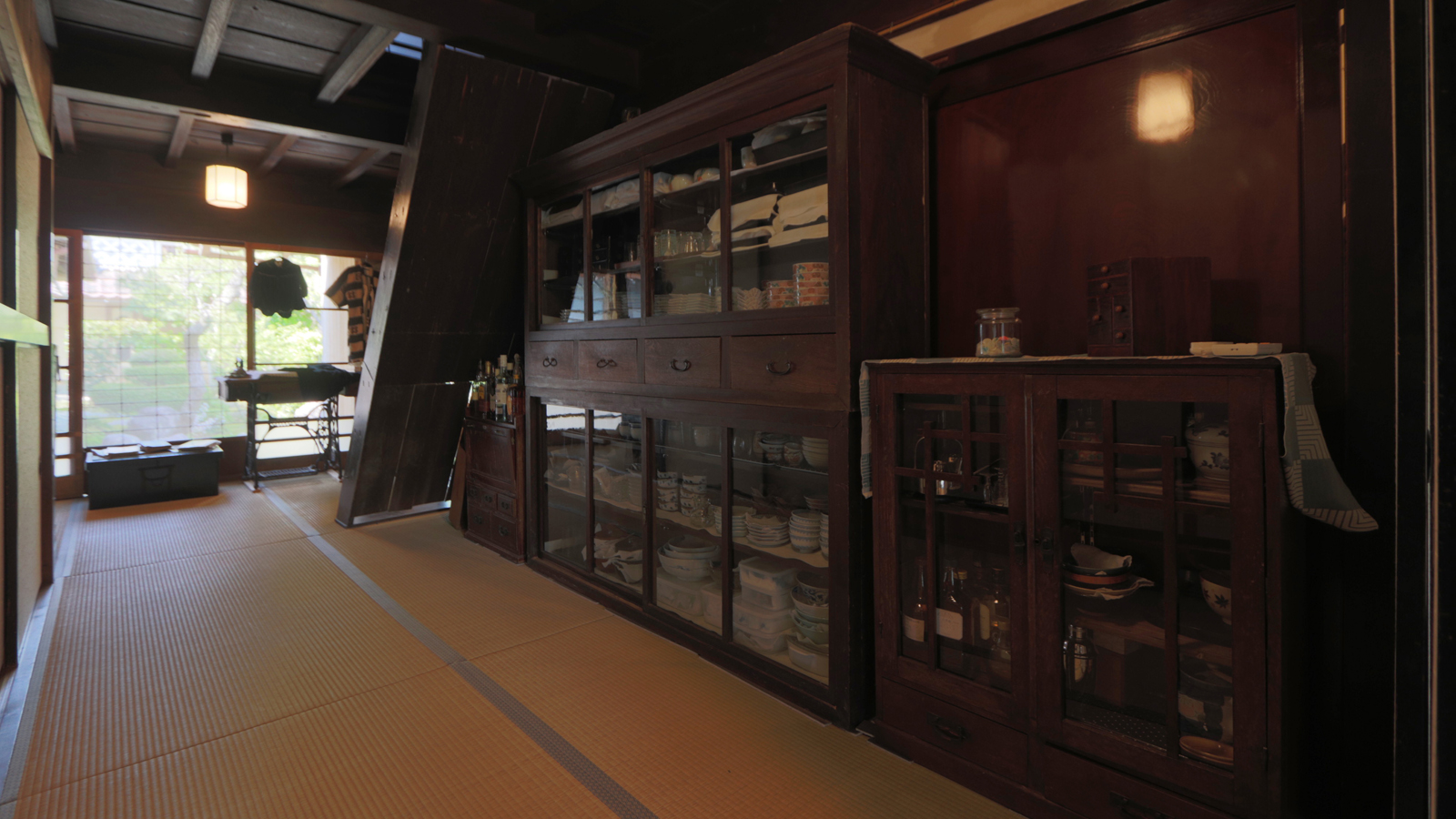 【館内】 当時の家具に食器やお酒などを入れて並べています。
