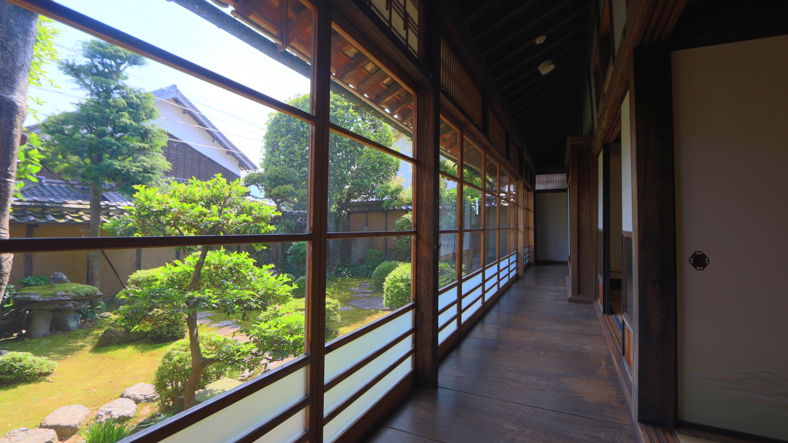 【主屋】表の３間に面した庭