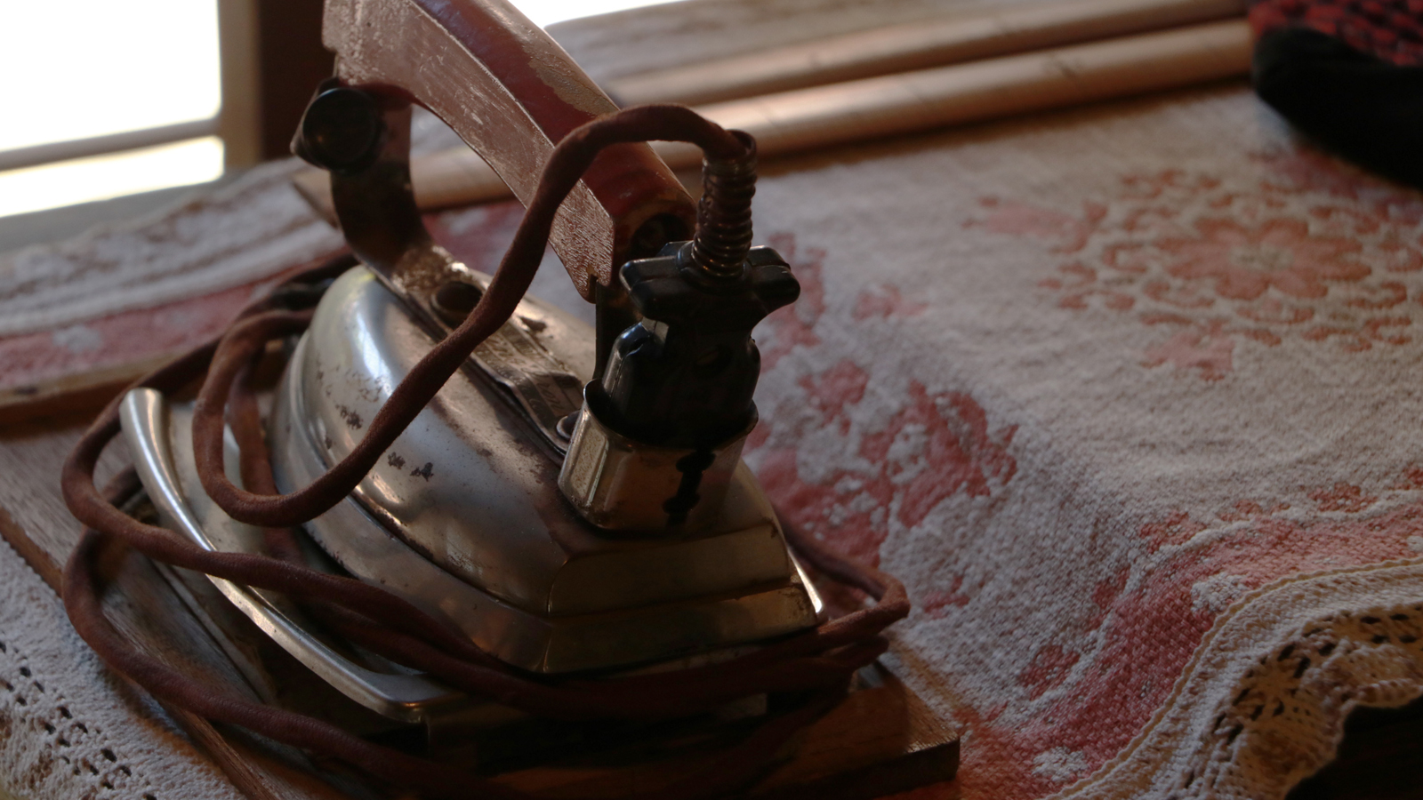 アンティークな電気アイロン