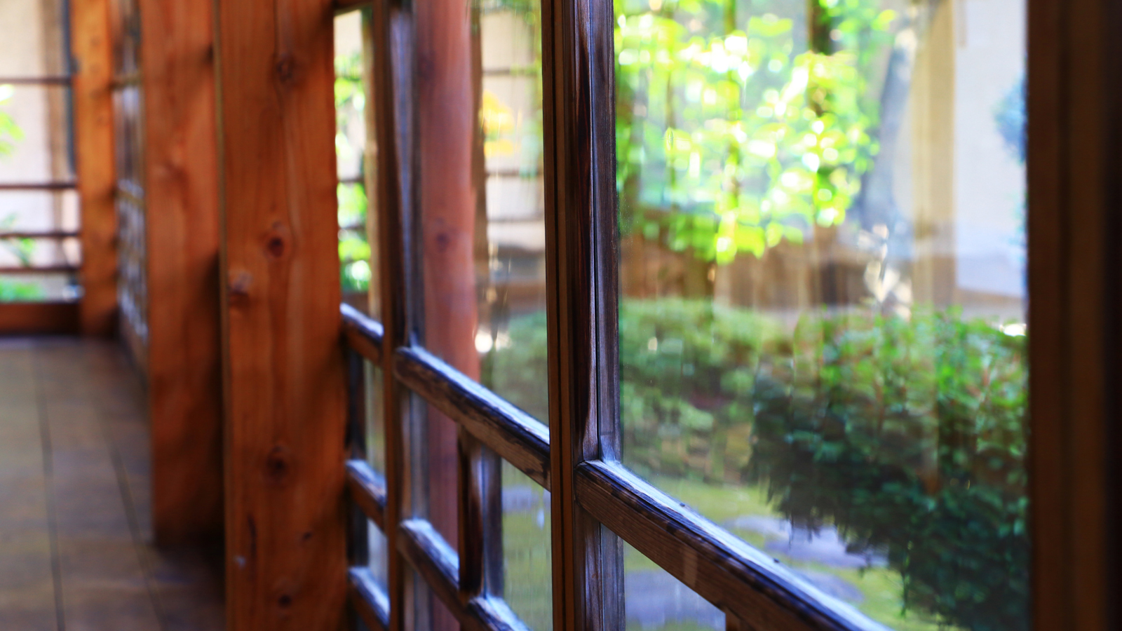 【新建の廻り廊下】 硝子も建造当時のまま