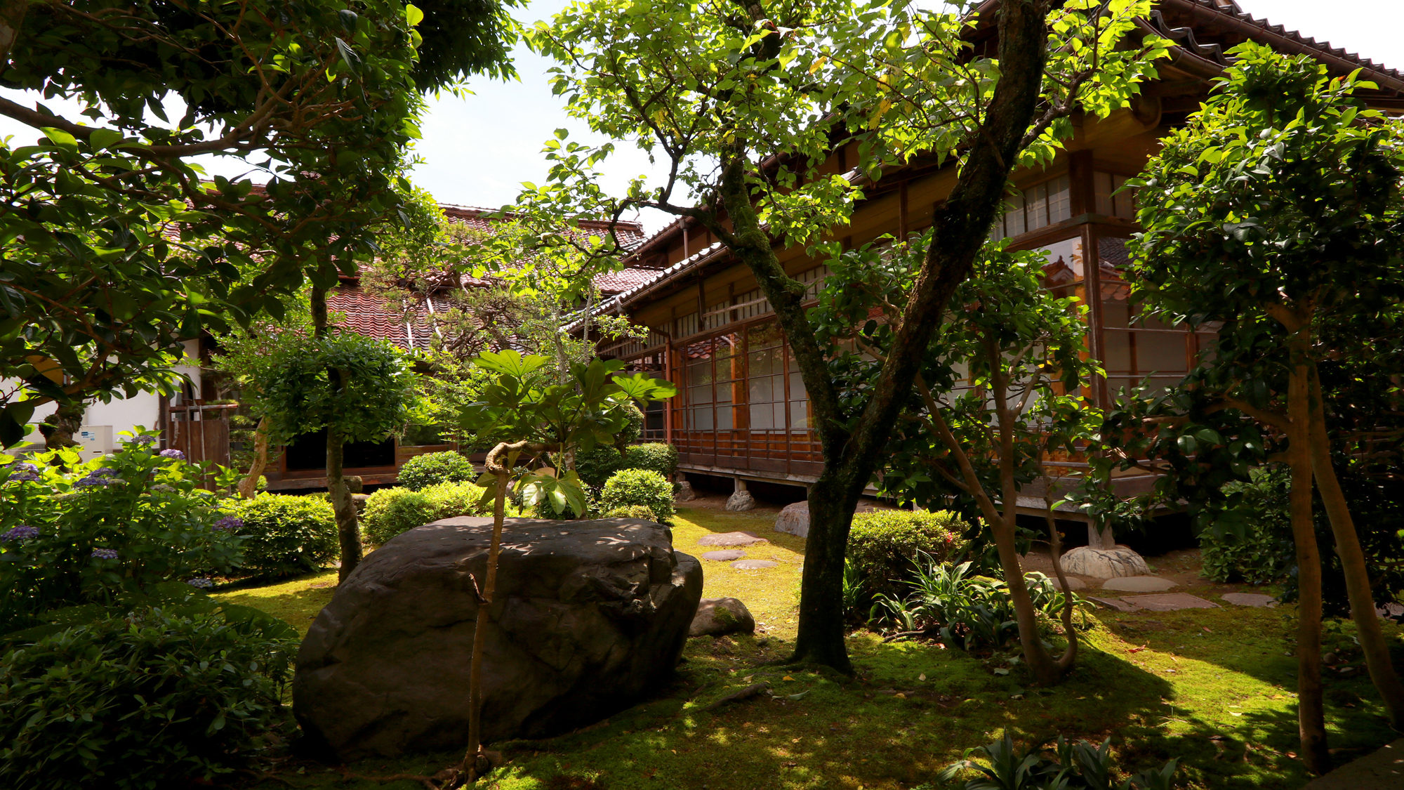 【太田邸】蔵からの中庭の眺め