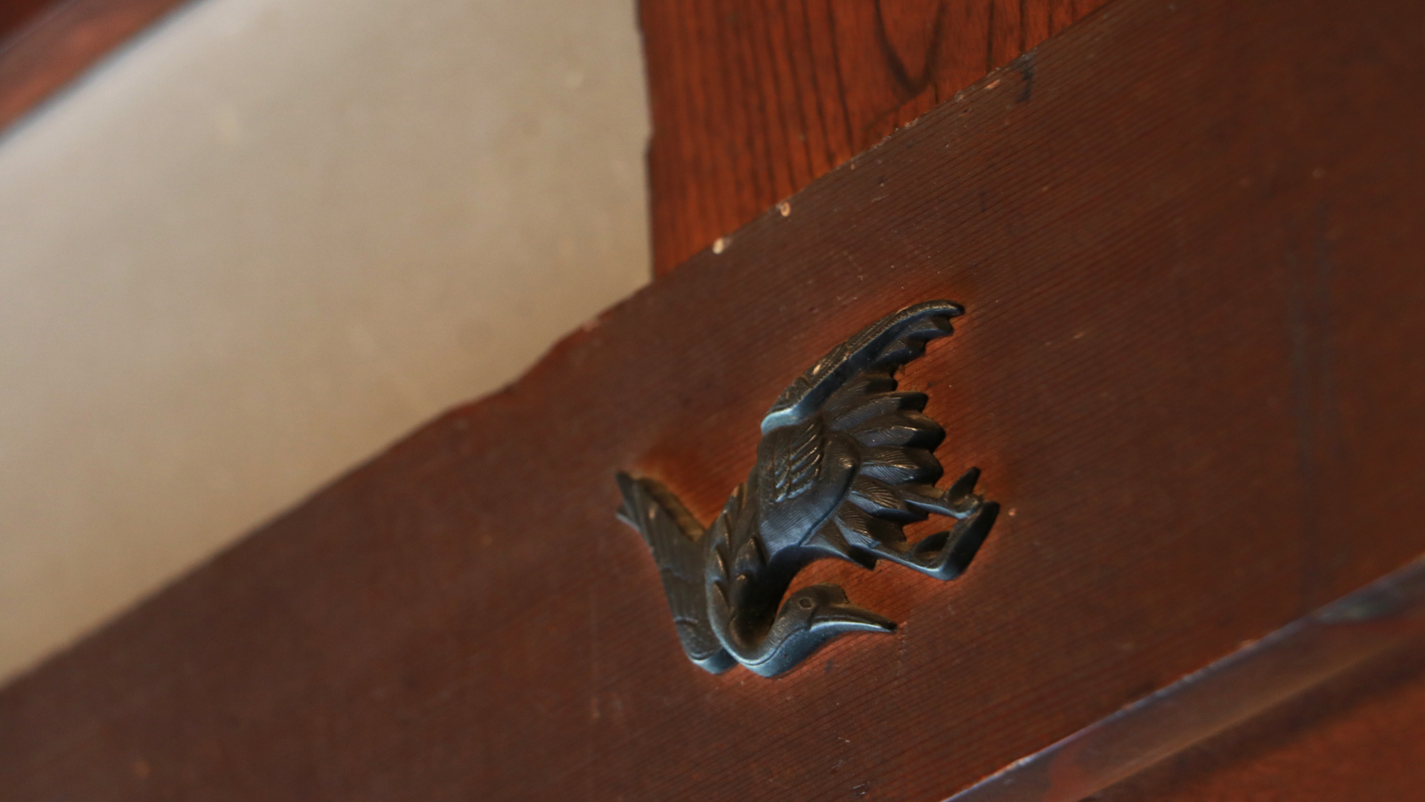 華やかな鶴の釘隠し