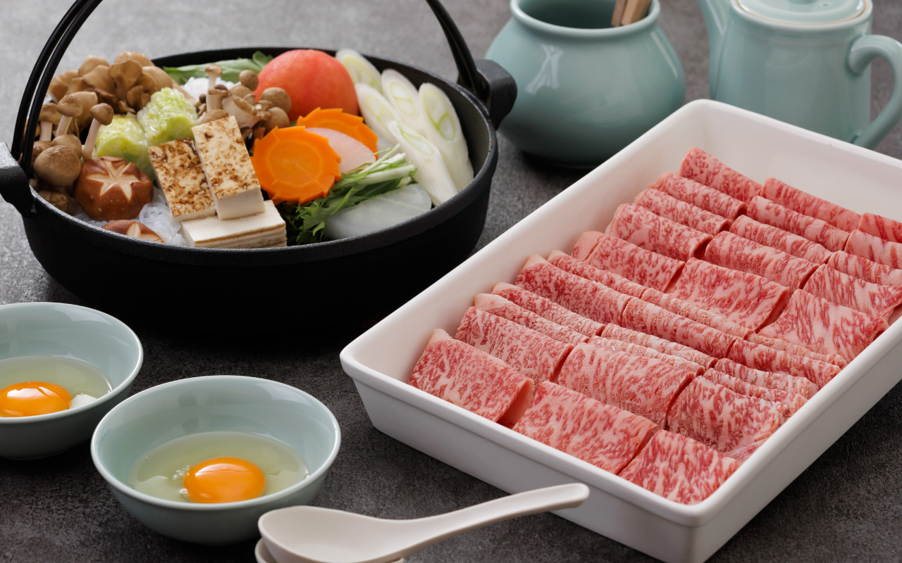 鹿児島産の黒毛和牛と地元朝倉の地産野菜のすき焼き