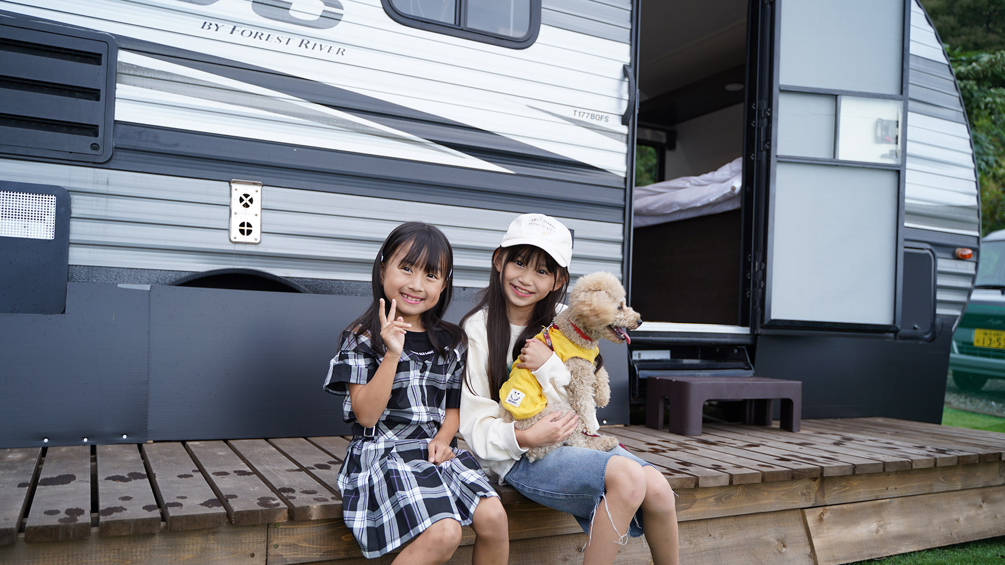 ・【ドームテントE】トレーラーハウスも併設。ワンちゃんと共にゆったりお寛ぎいただけます