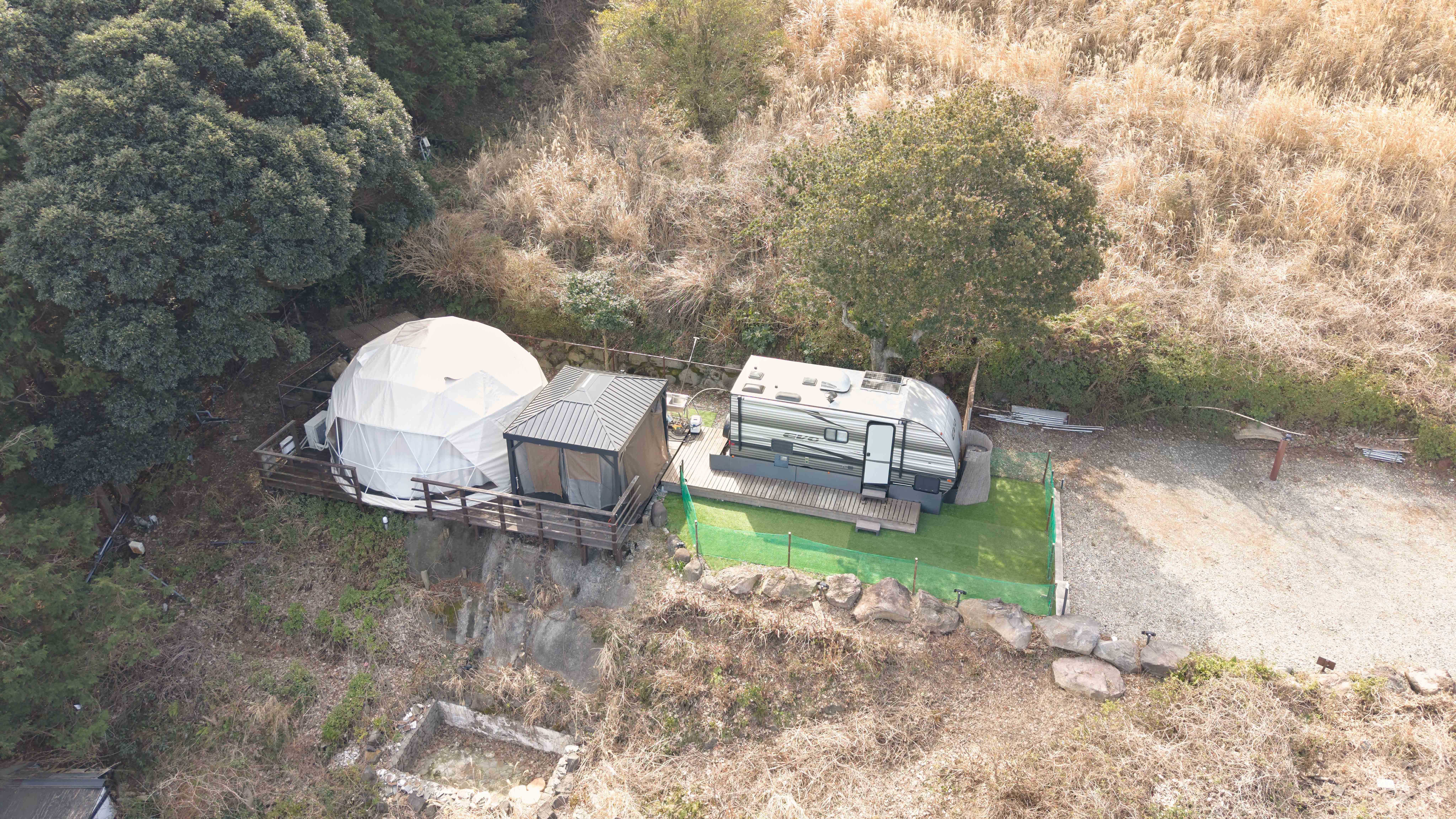 【Eテント外観】自然に囲まれたグランピングテントで非日常な休日をお過ごしください