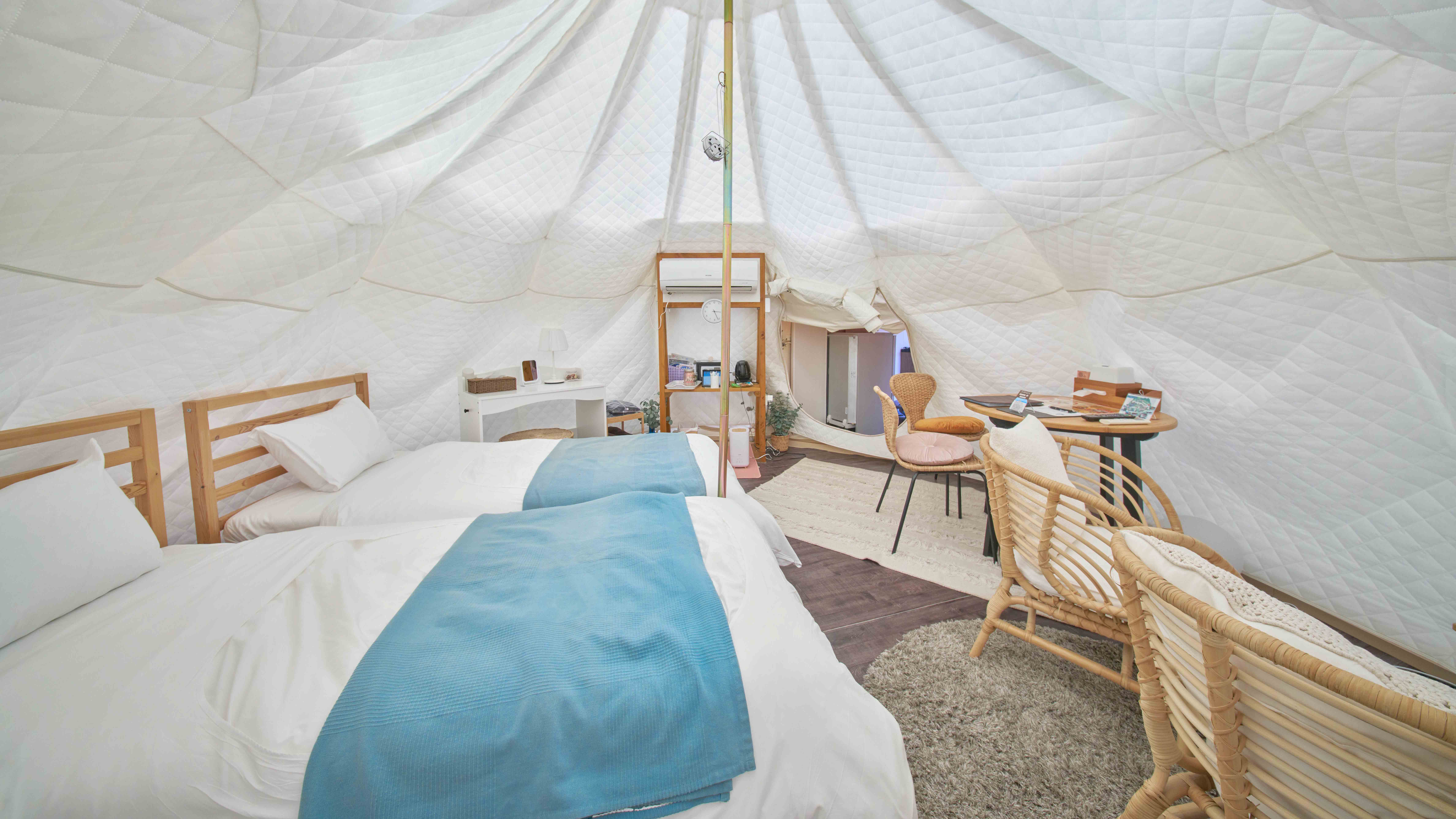 ・【ベルテントA】シングルベッドを2台設置した2名様用のテントです