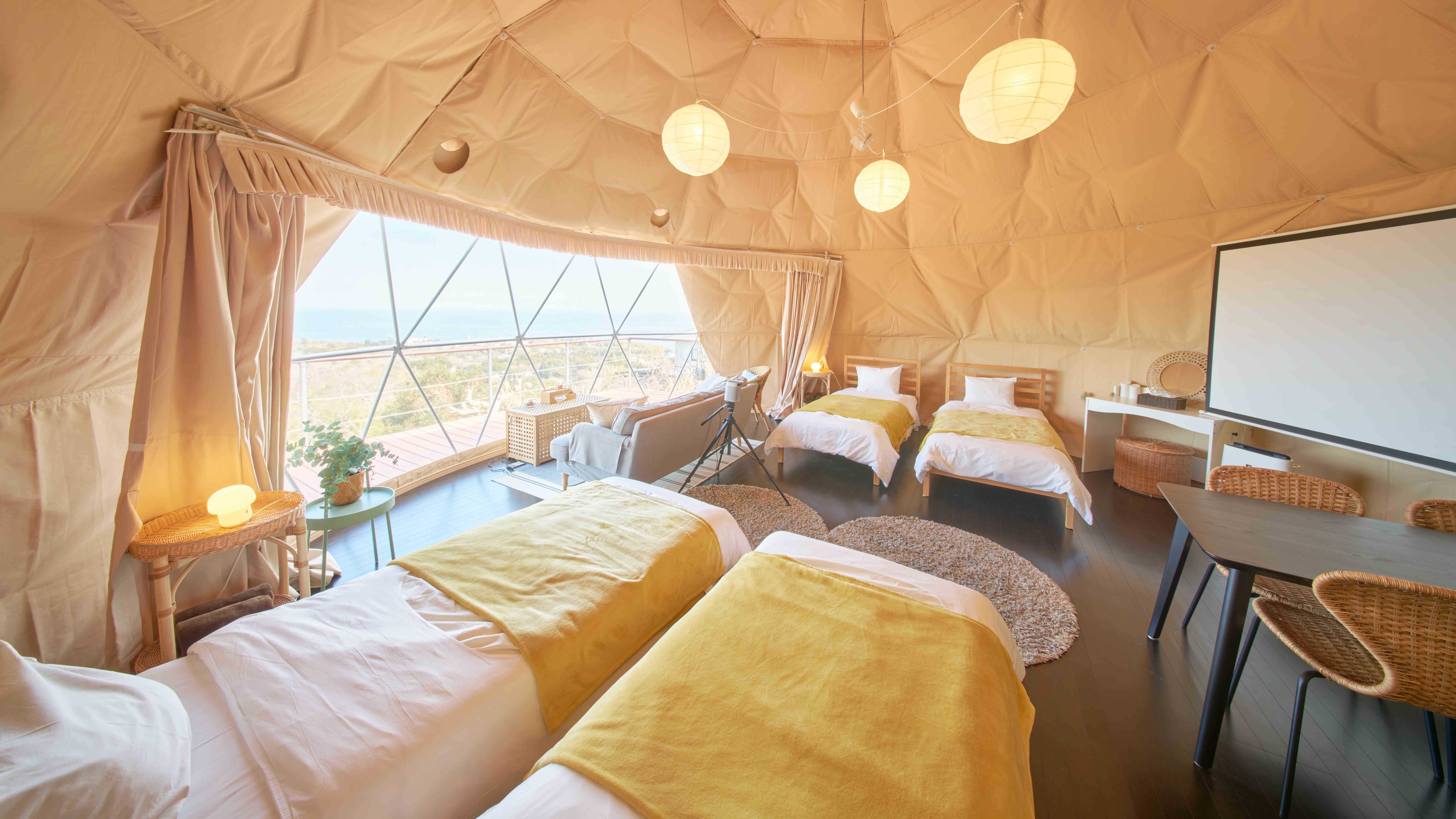 ・【ドームテントD】シングルベッドを4台設置。ご家族やグループでの旅行に最適です