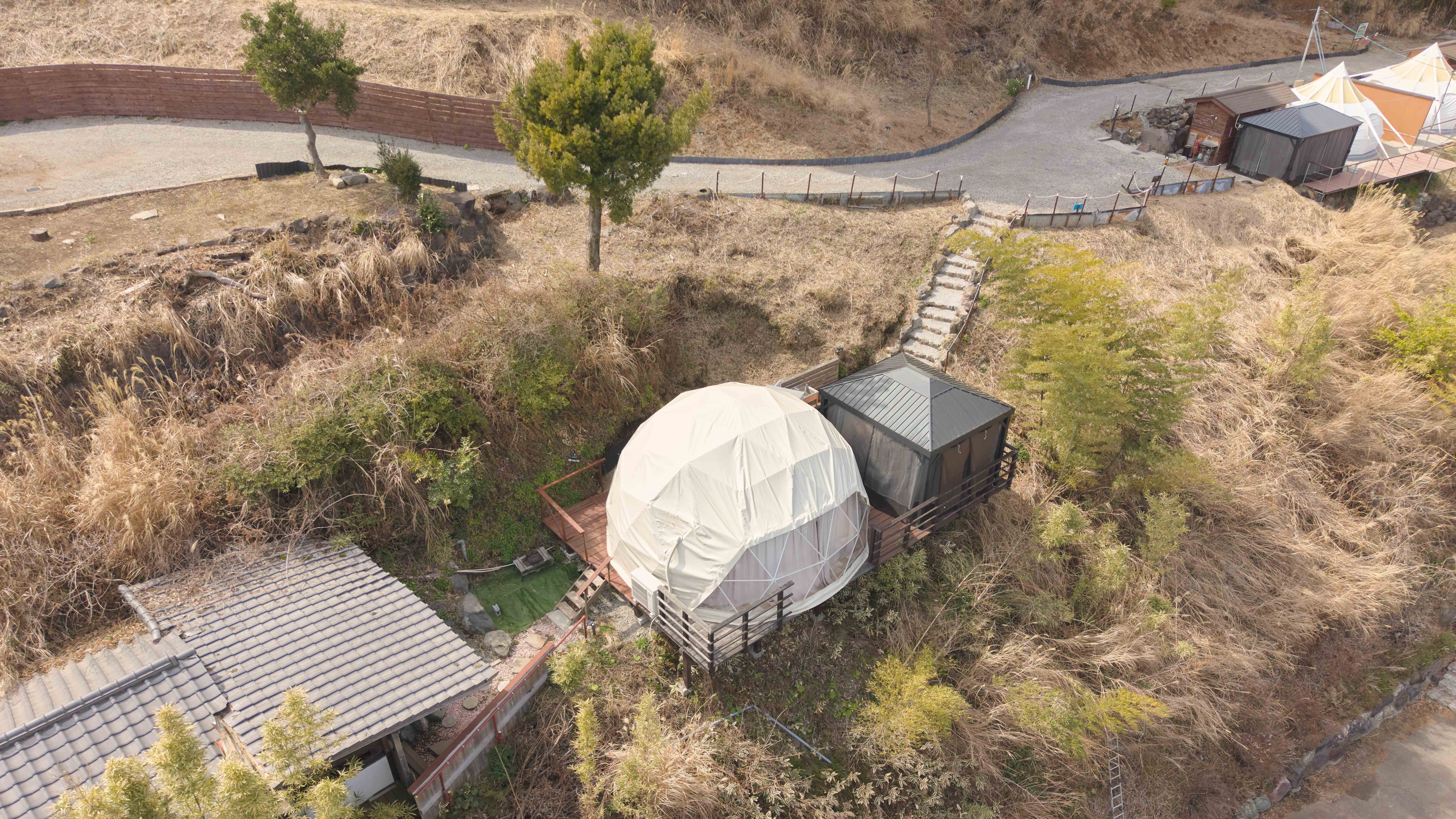 【Fテント外観】自然に囲まれたグランピングテントで非日常な休日をお過ごしください