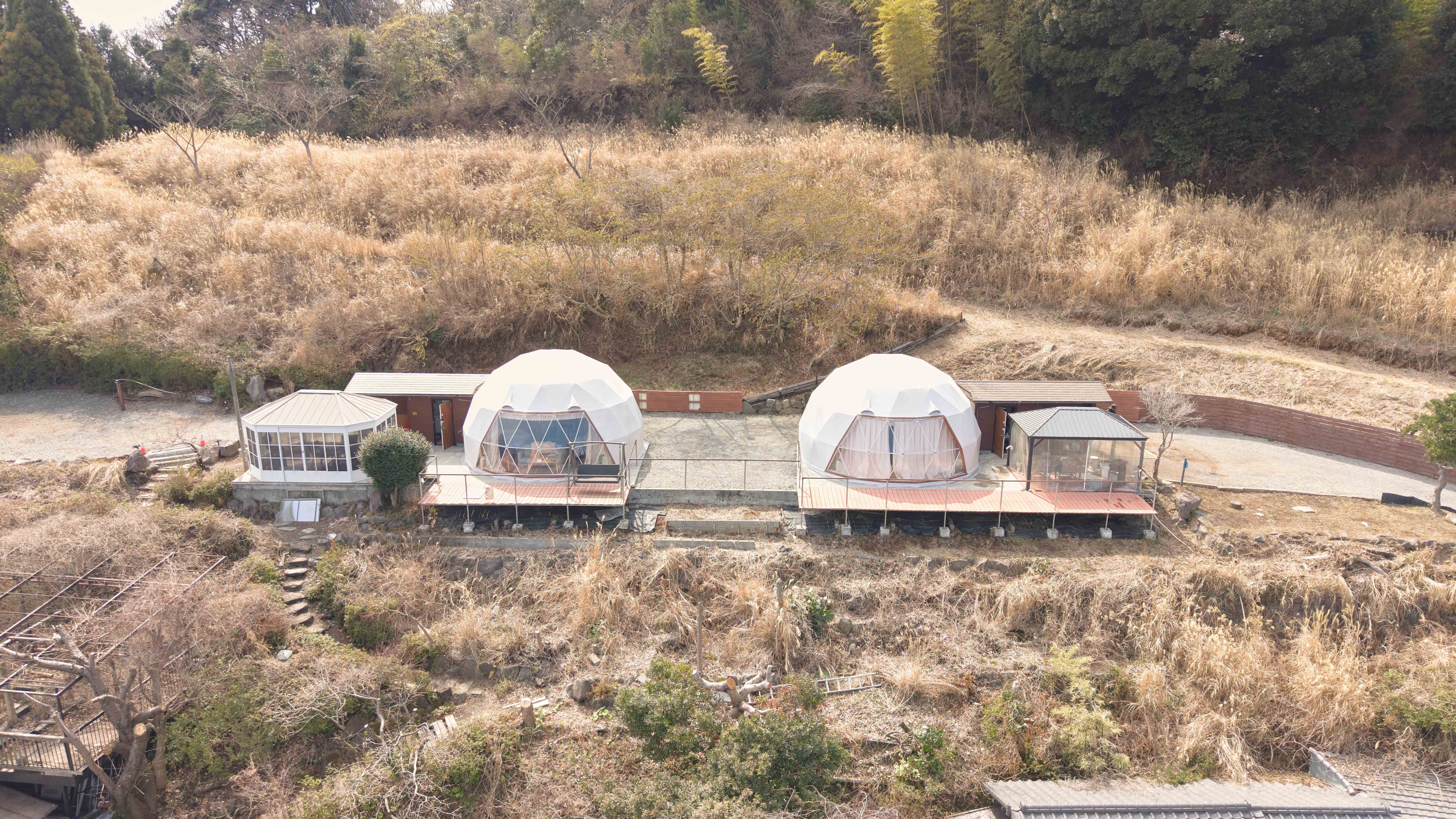 【C/Dテント外観】自然に囲まれたグランピングテントで非日常な休日をお過ごしください