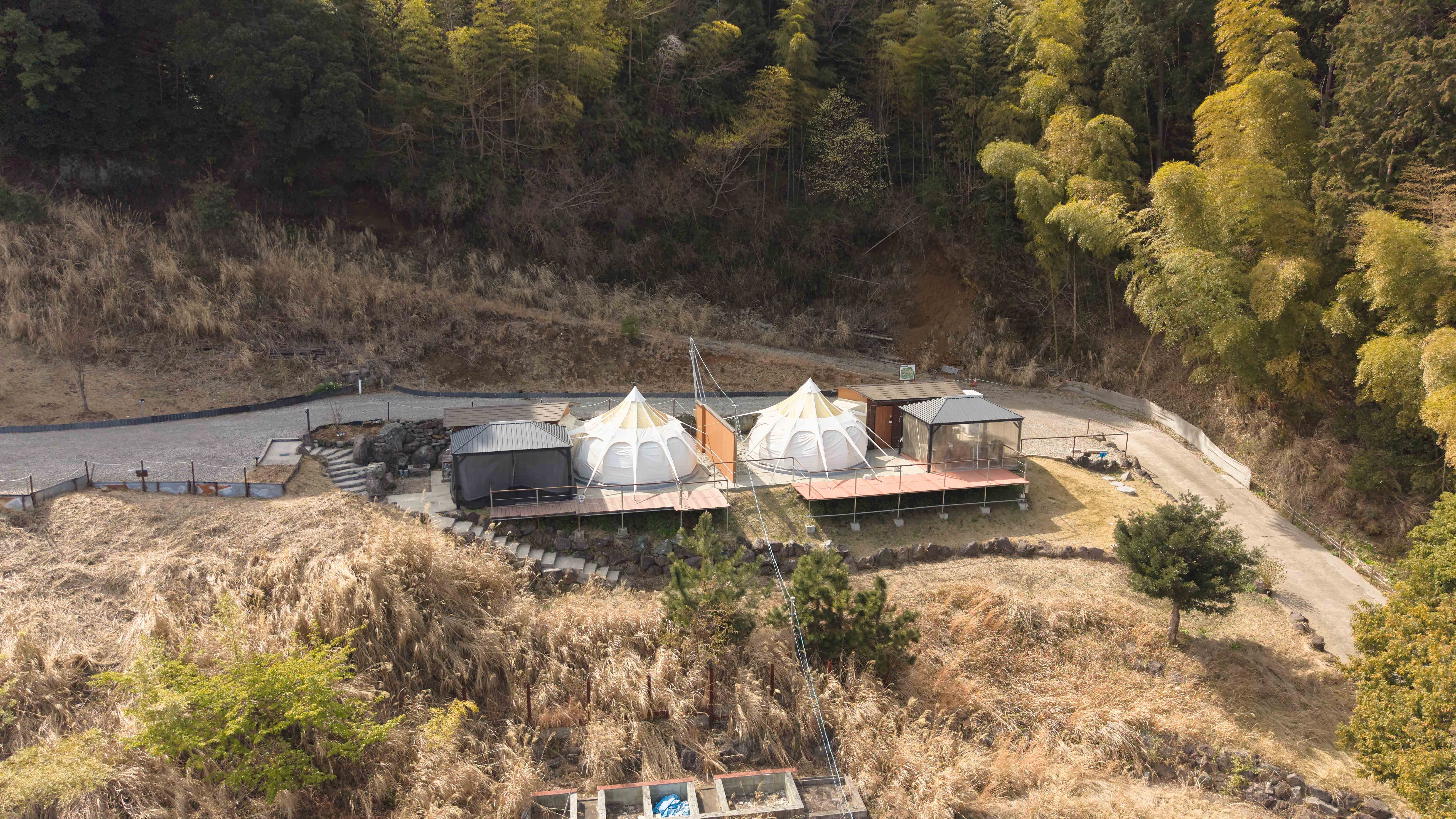 【A/Bテント外観】自然に囲まれたグランピングテントで非日常な休日をお過ごしください