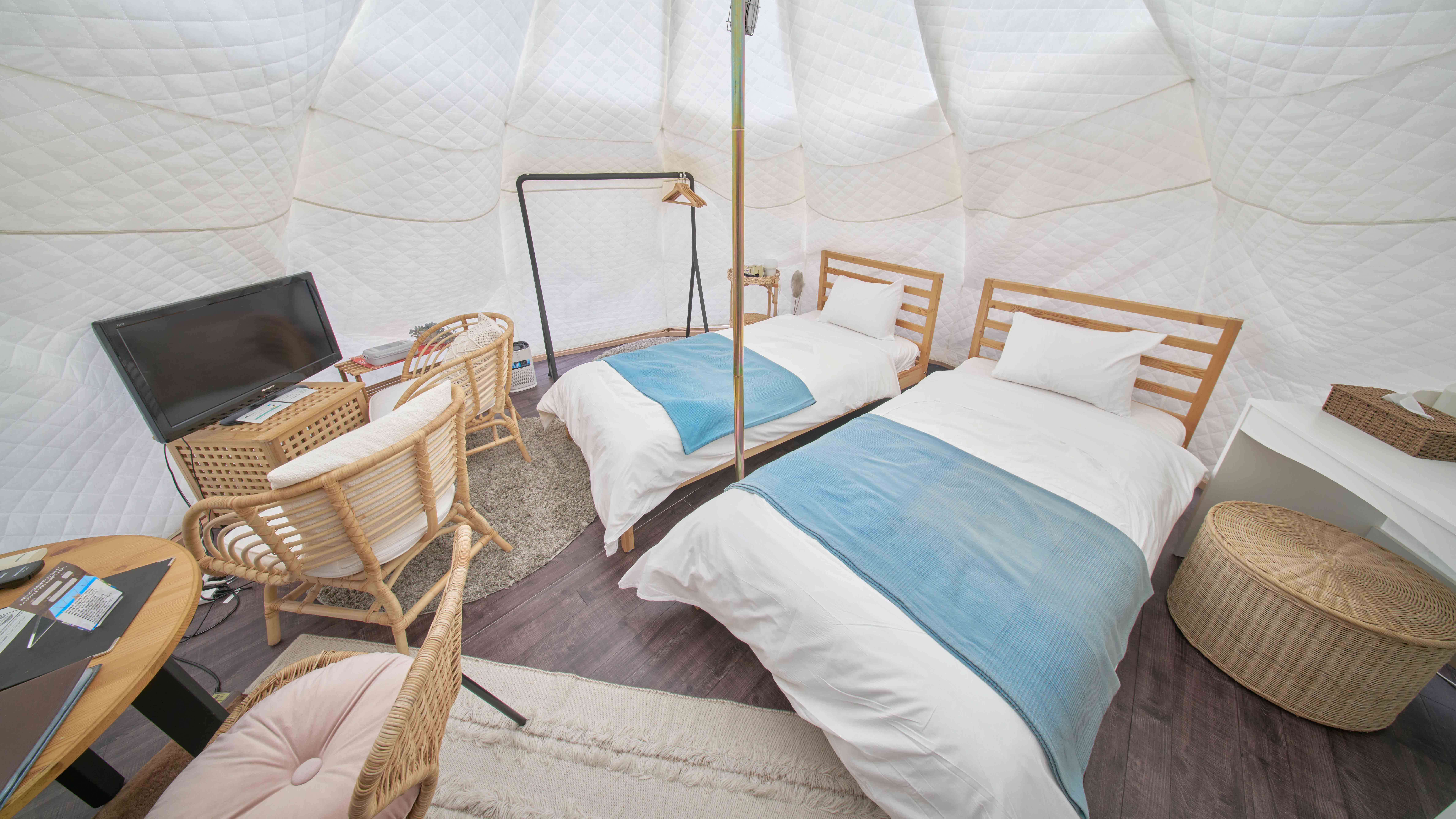 ・【ベルテントA】テレビ、テーブル、チェアなどがあり、家のような落ち着く空間