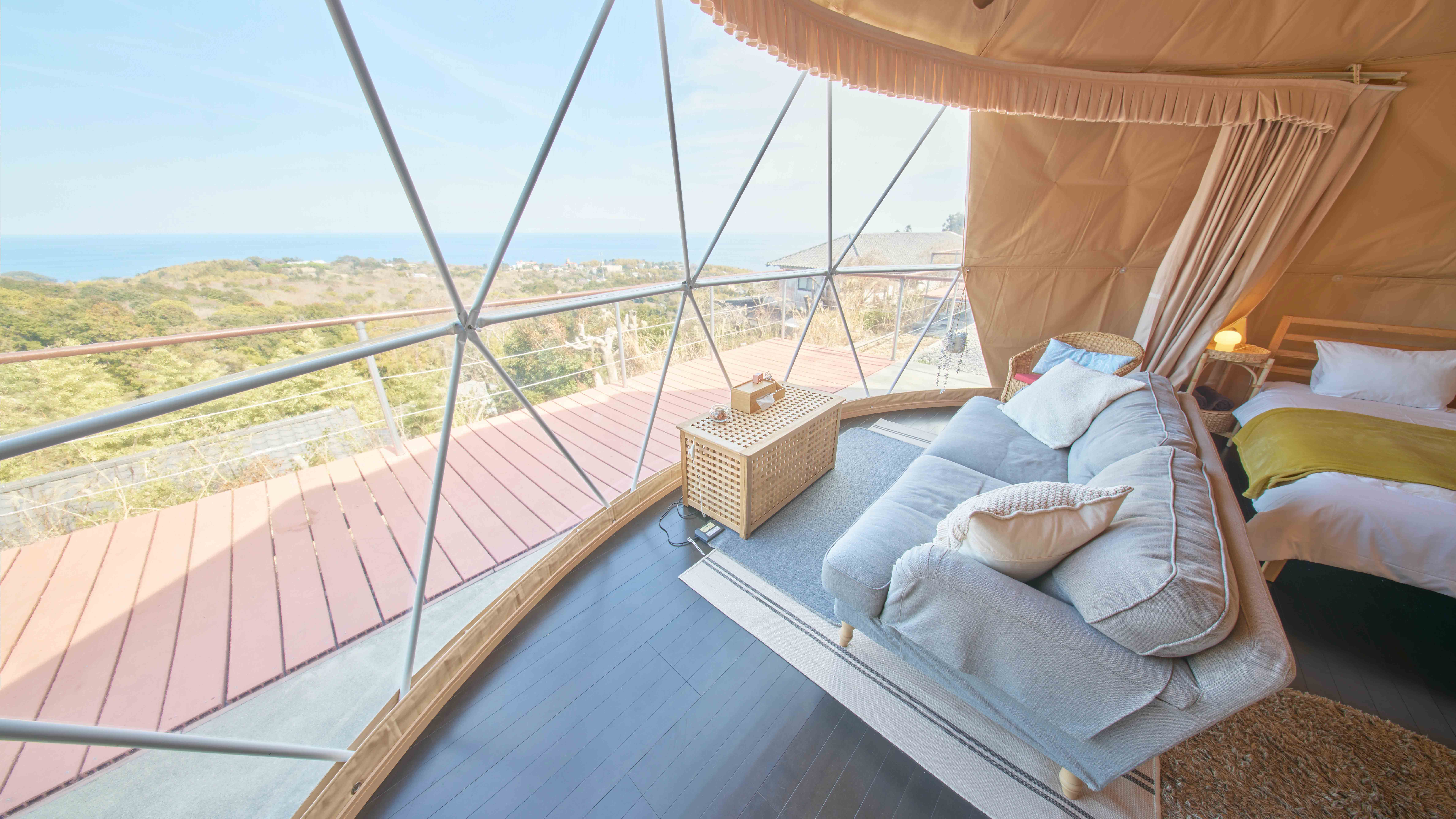 ・【ドームテントD】テントの窓から相模湾を一望。開放感のあるスペースです