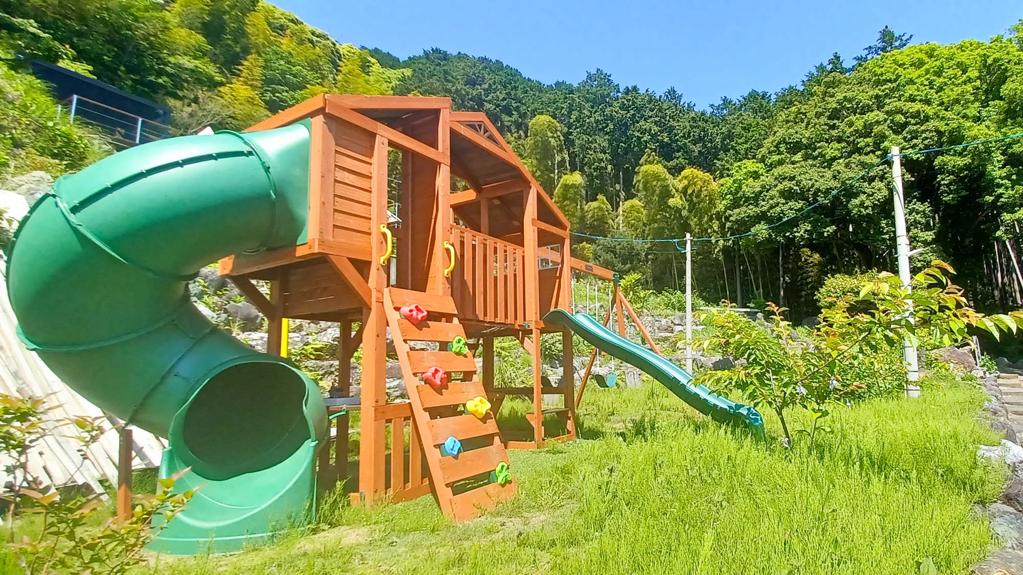 ・【設備】敷地内にはお子さま用の遊具も完備。自然の中で心ゆくまでお楽しみください