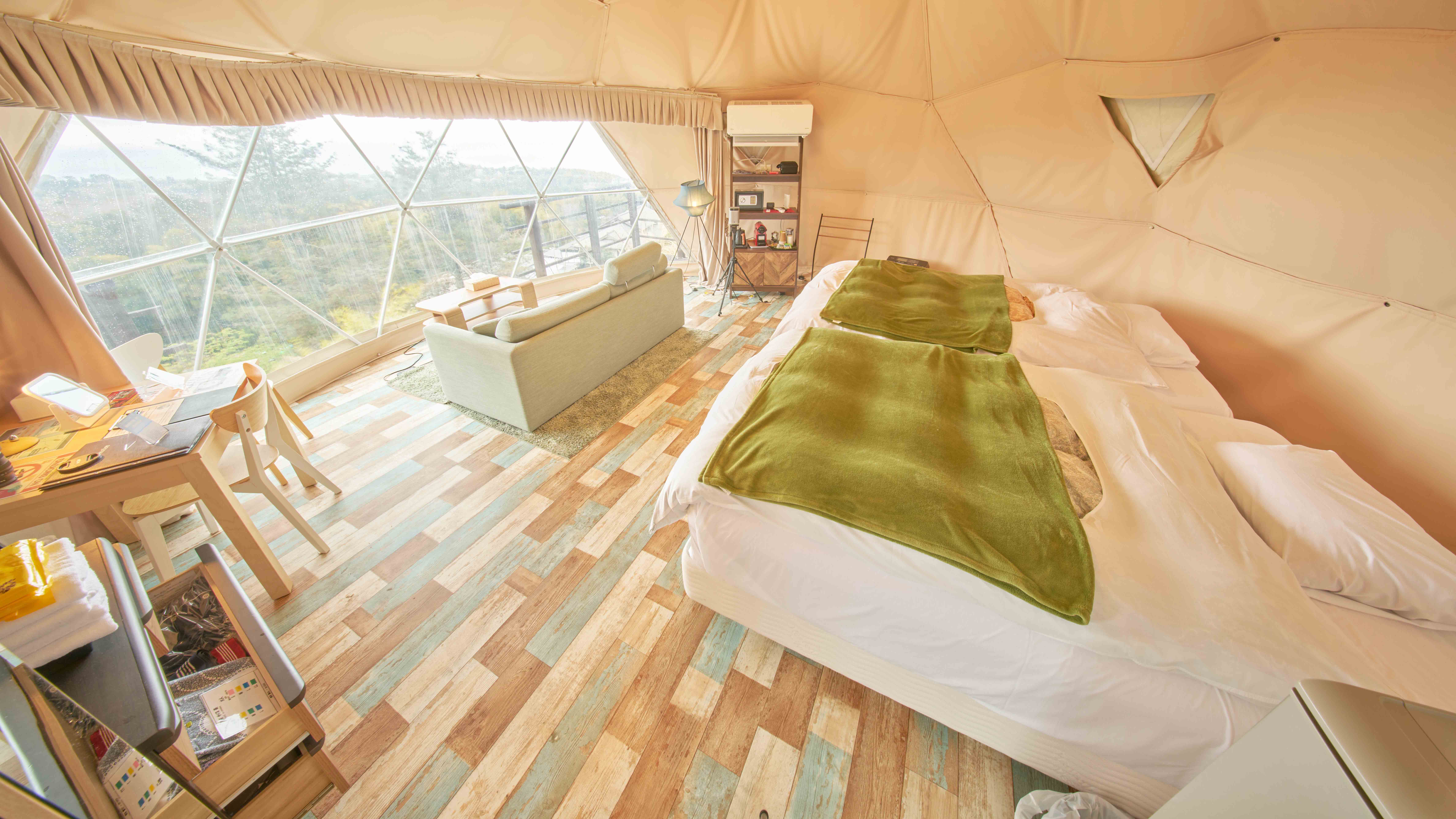 ・【ドームテントF】ソファでもくつろげるドームテント　エアコンも完備しており快適に過ごせます