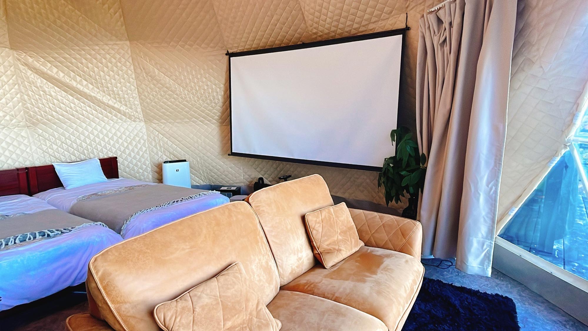 ・【ドームテントF】スクリーンもあるテント　楽しい思い出を彩るお部屋です