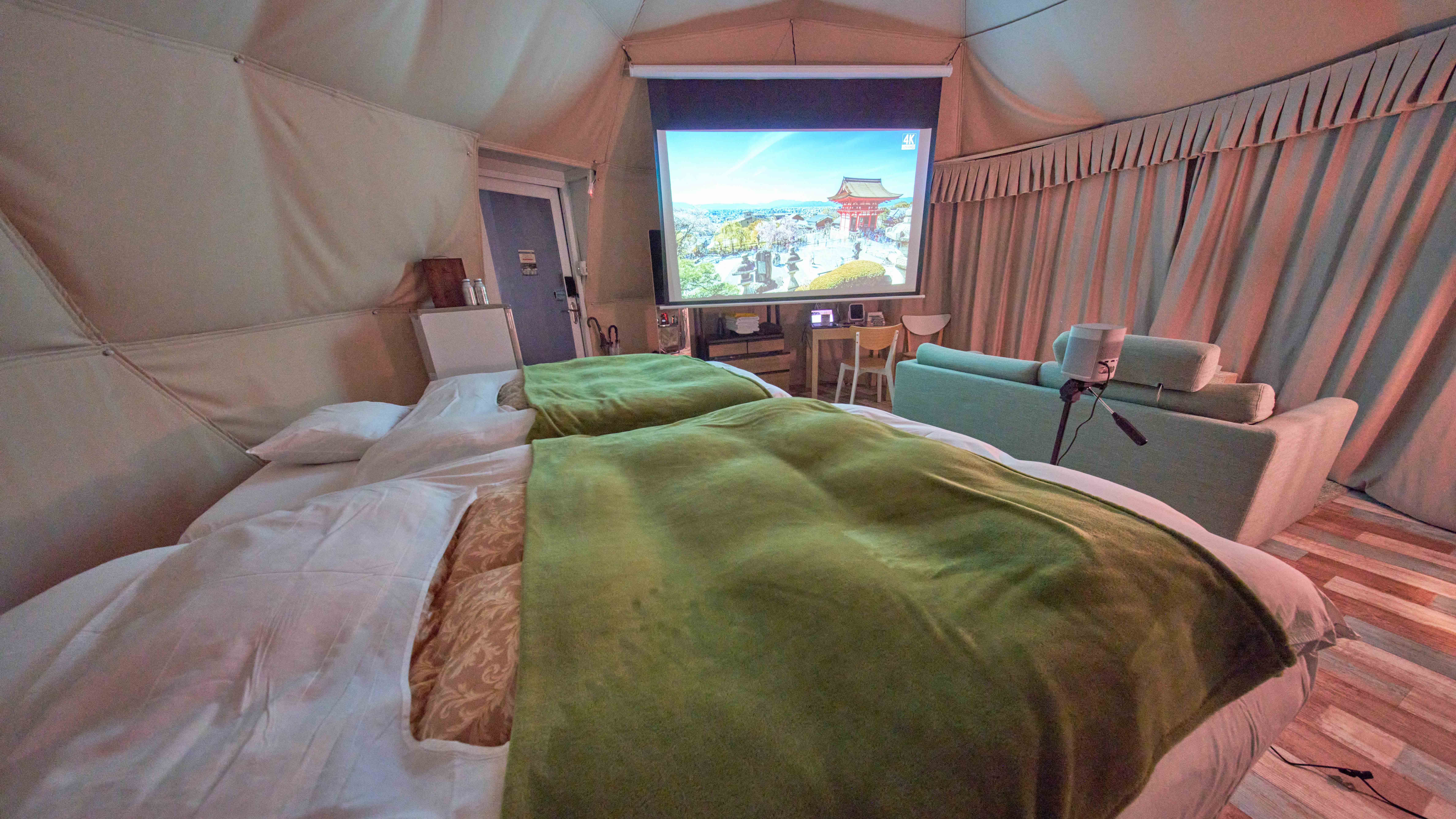 ・【ドームテントF】スクリーンもあるテント　楽しい思い出を彩るお部屋です