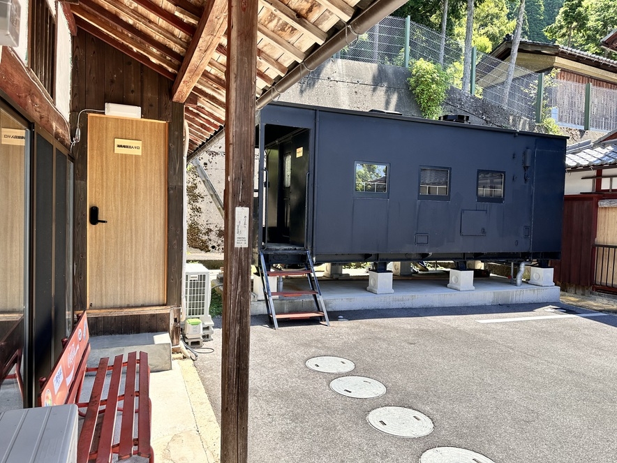 琵琶湖湖畔電車車両宿泊:テールランプ