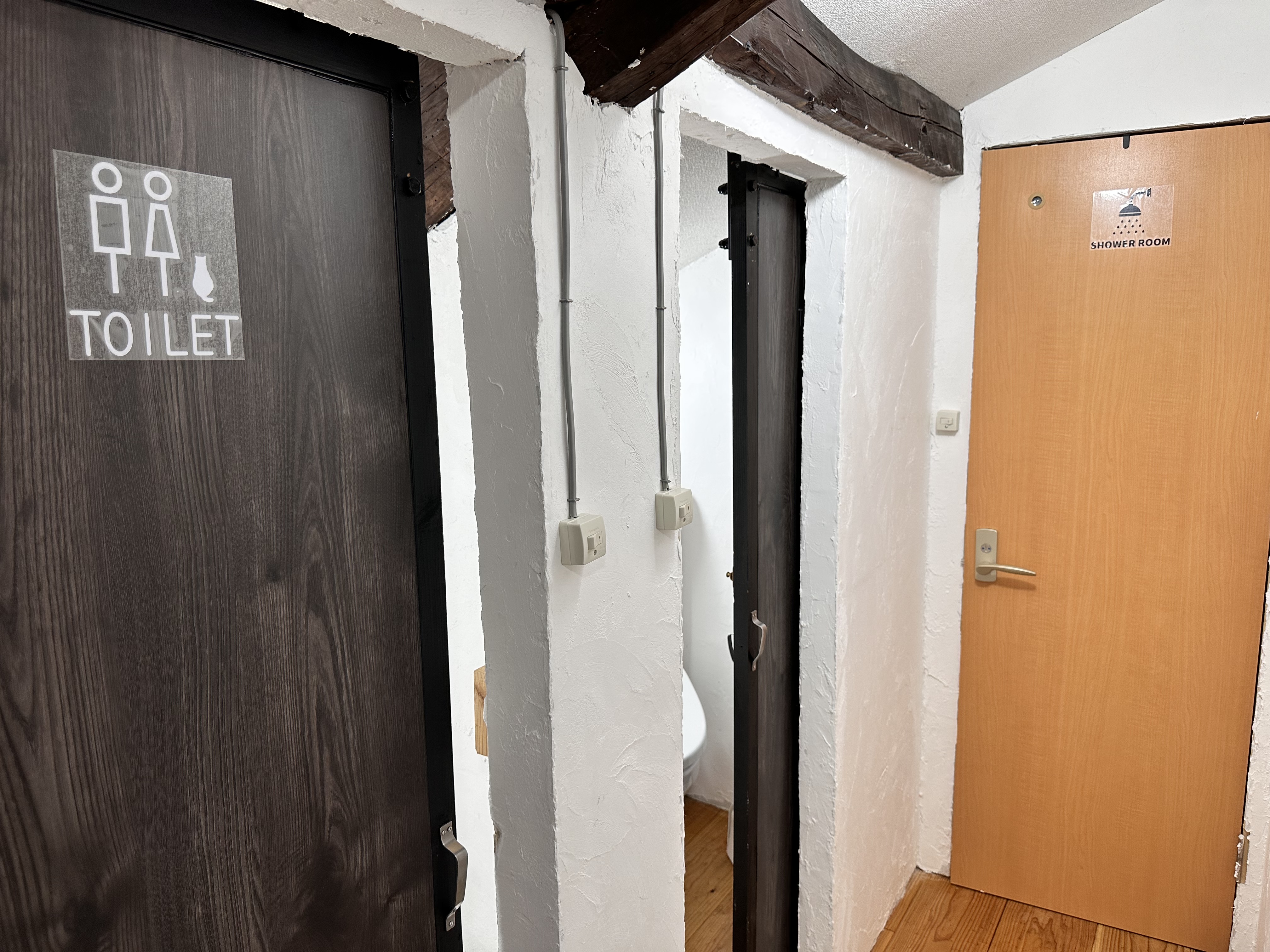 シャワー室とトイレ