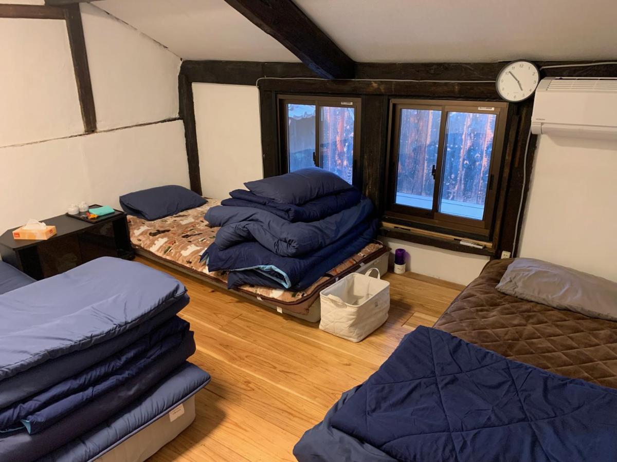 客室：トキ、シングルベッドが３つあります