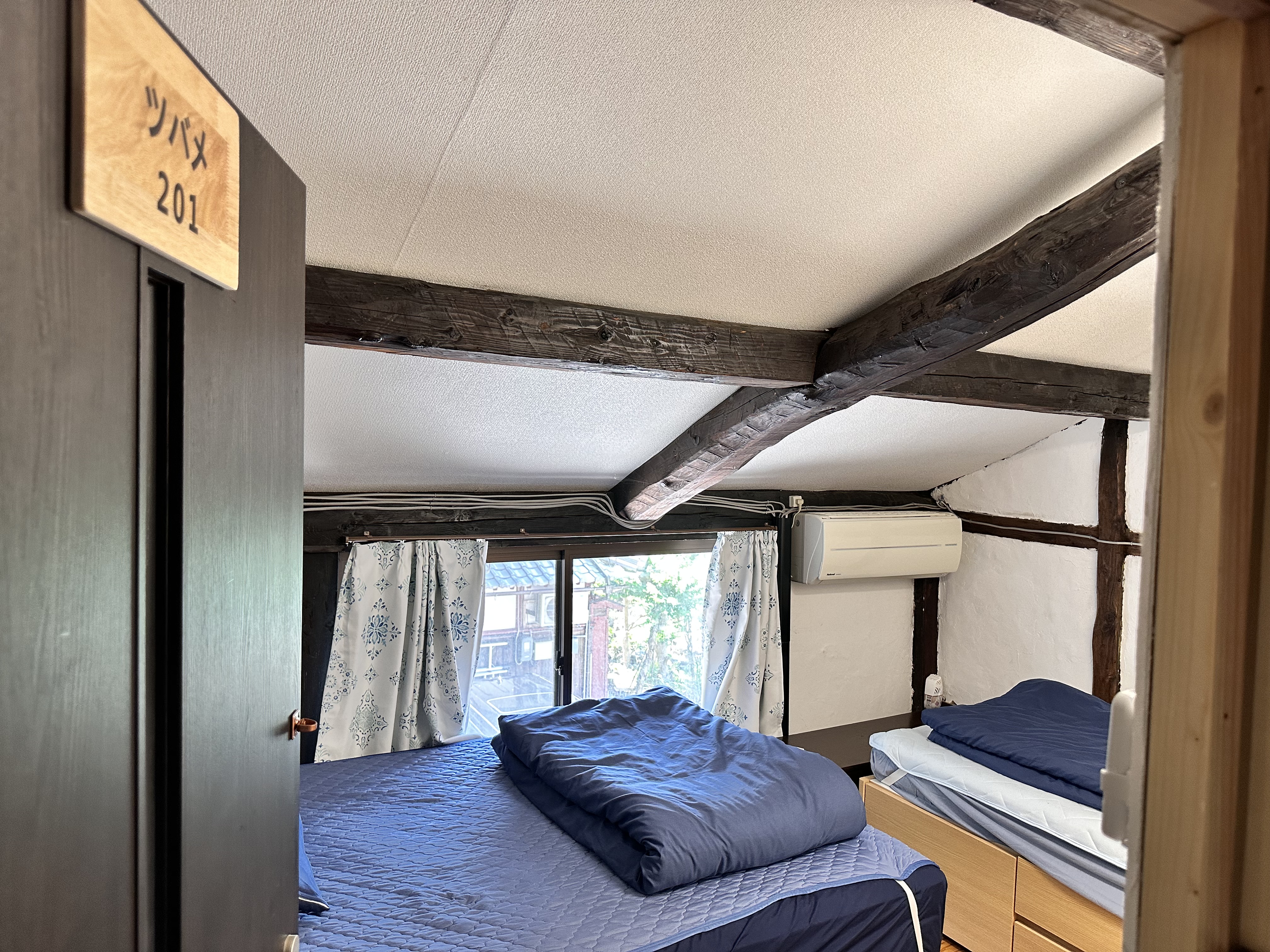 客室：ツバメ、ダブルベッド１つとシングルベッドが１つあります