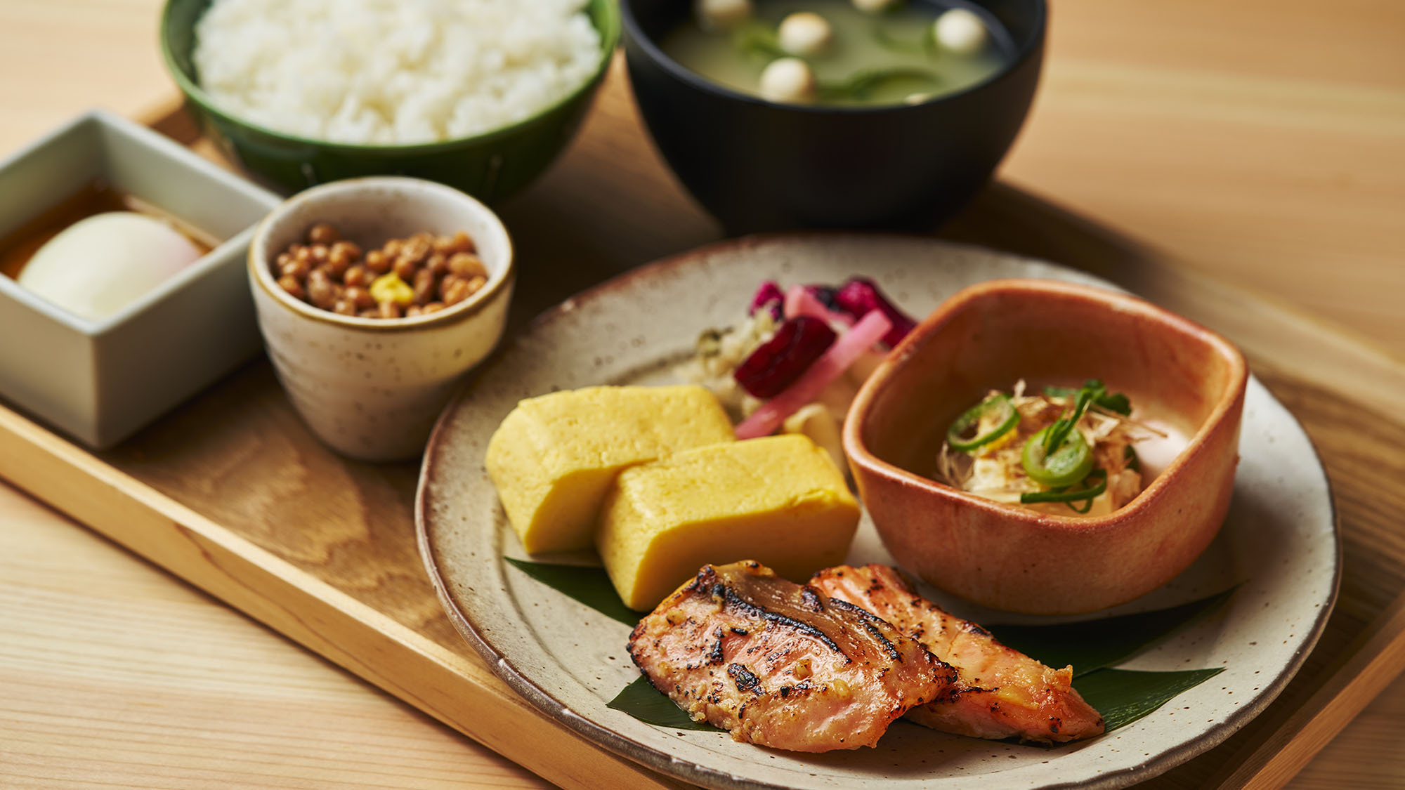 朝食ビュッフェには、地元京都から仕入れた新鮮な食材を使った各種お料理が並びます。