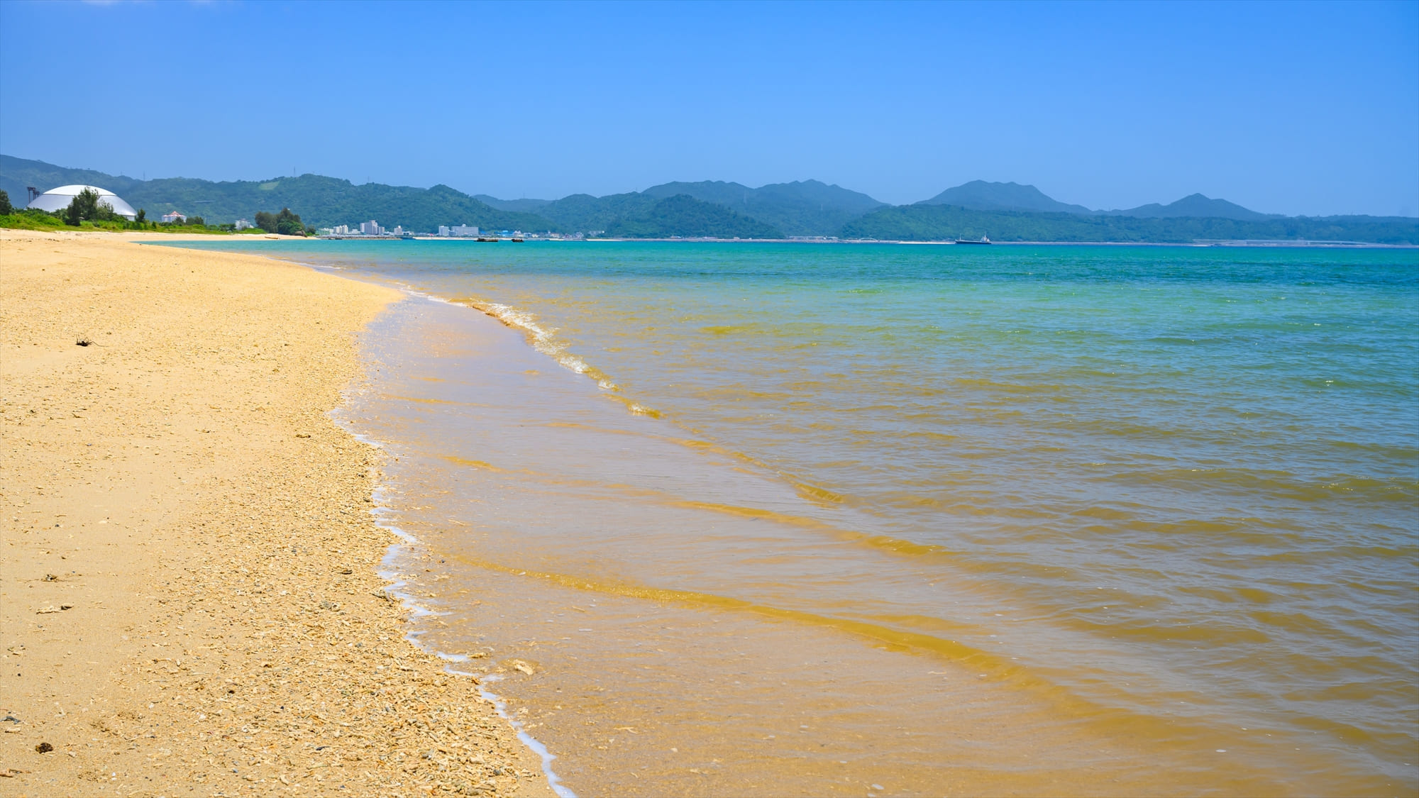 海岸を歩きながら沖縄の海を堪能