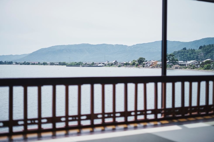 室内からの琵琶湖の眺め