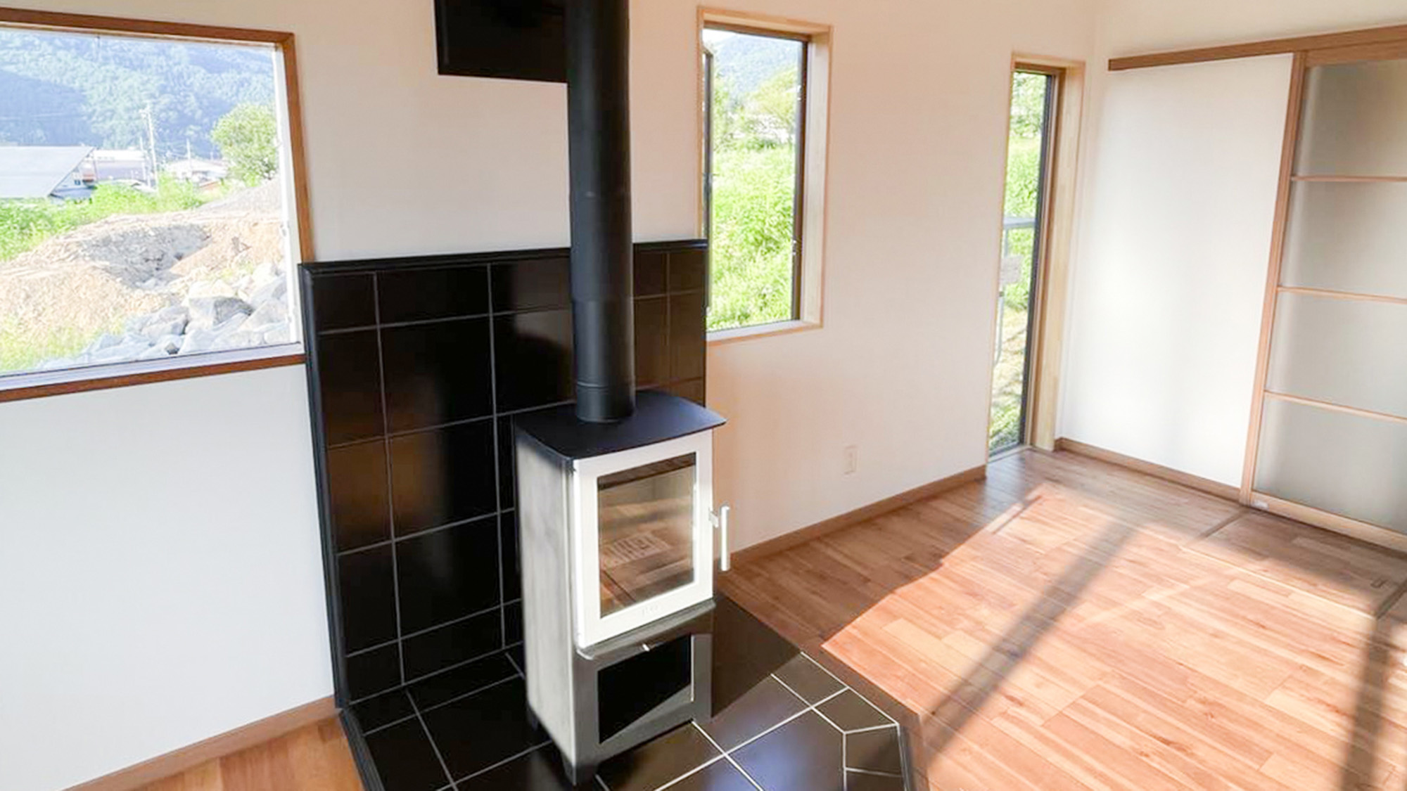 ・【暖炉】リビングには暖炉を設置。心地よい炎のゆらぎに癒されながらゆっくりとお過ごしください