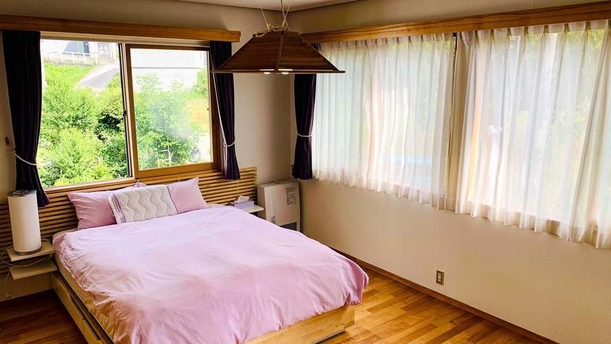 ・【ベッドルーム】綺麗なフローリングと窓からの採光が印象的なマスターベッドルームです。