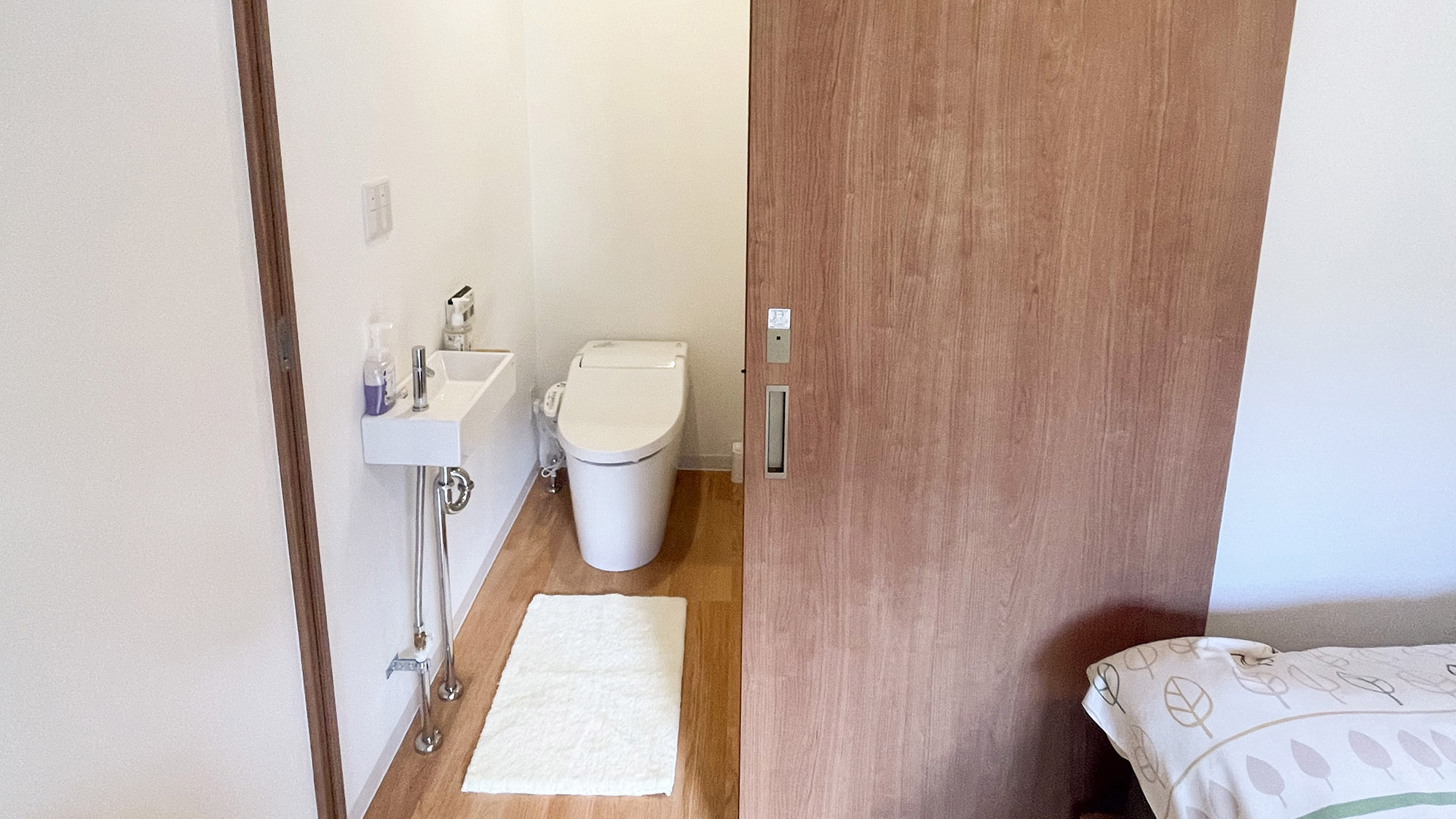 ・【1Fトイレ】1Fのお部屋に設置。清潔感のある洗浄機能付トイレです